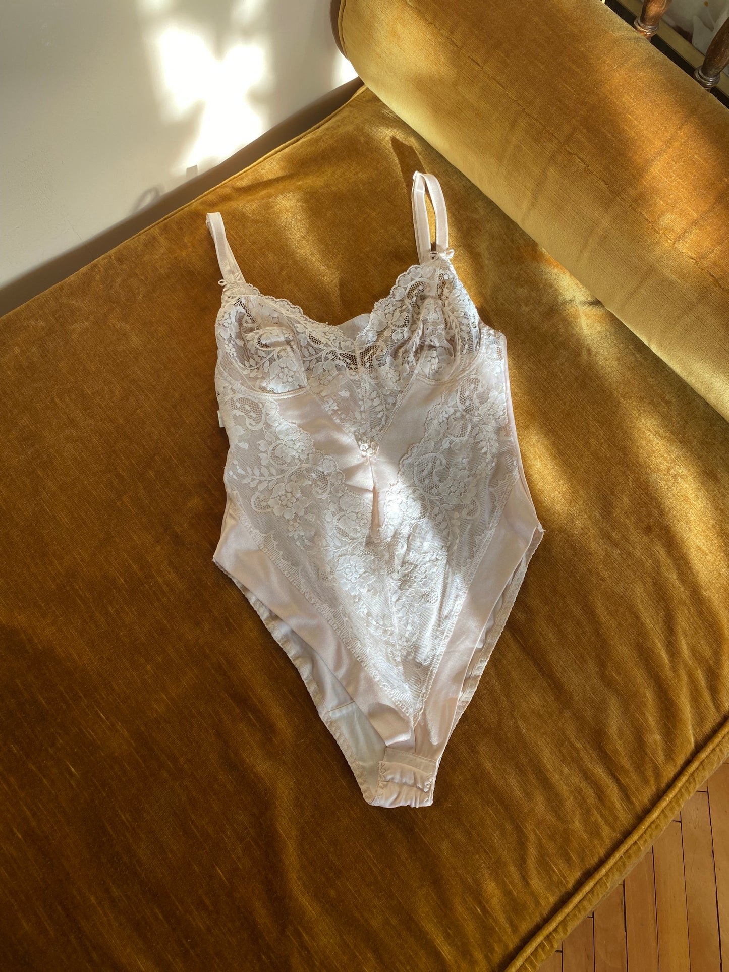 Body in pizzo delicato