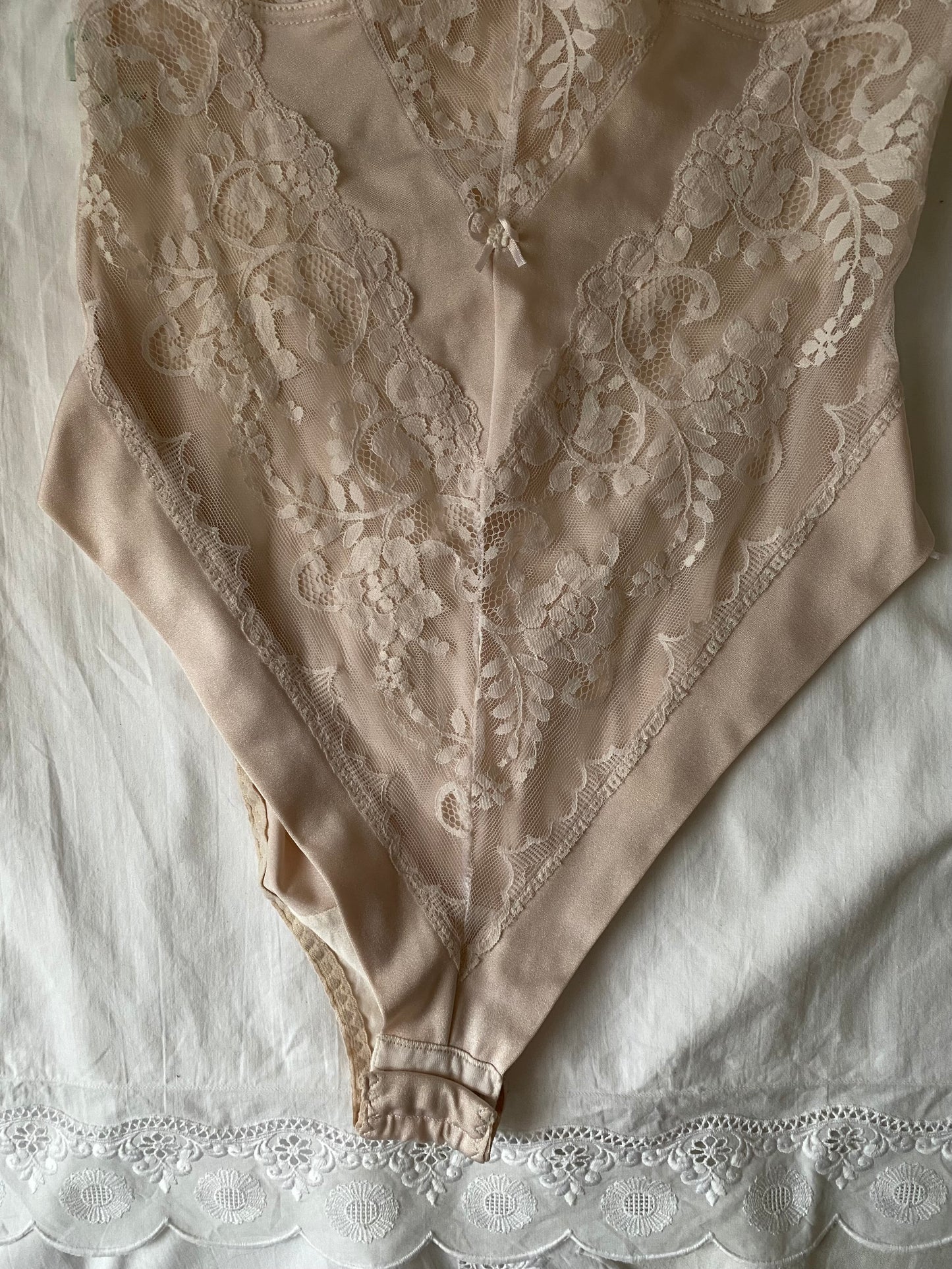 Body in pizzo delicato