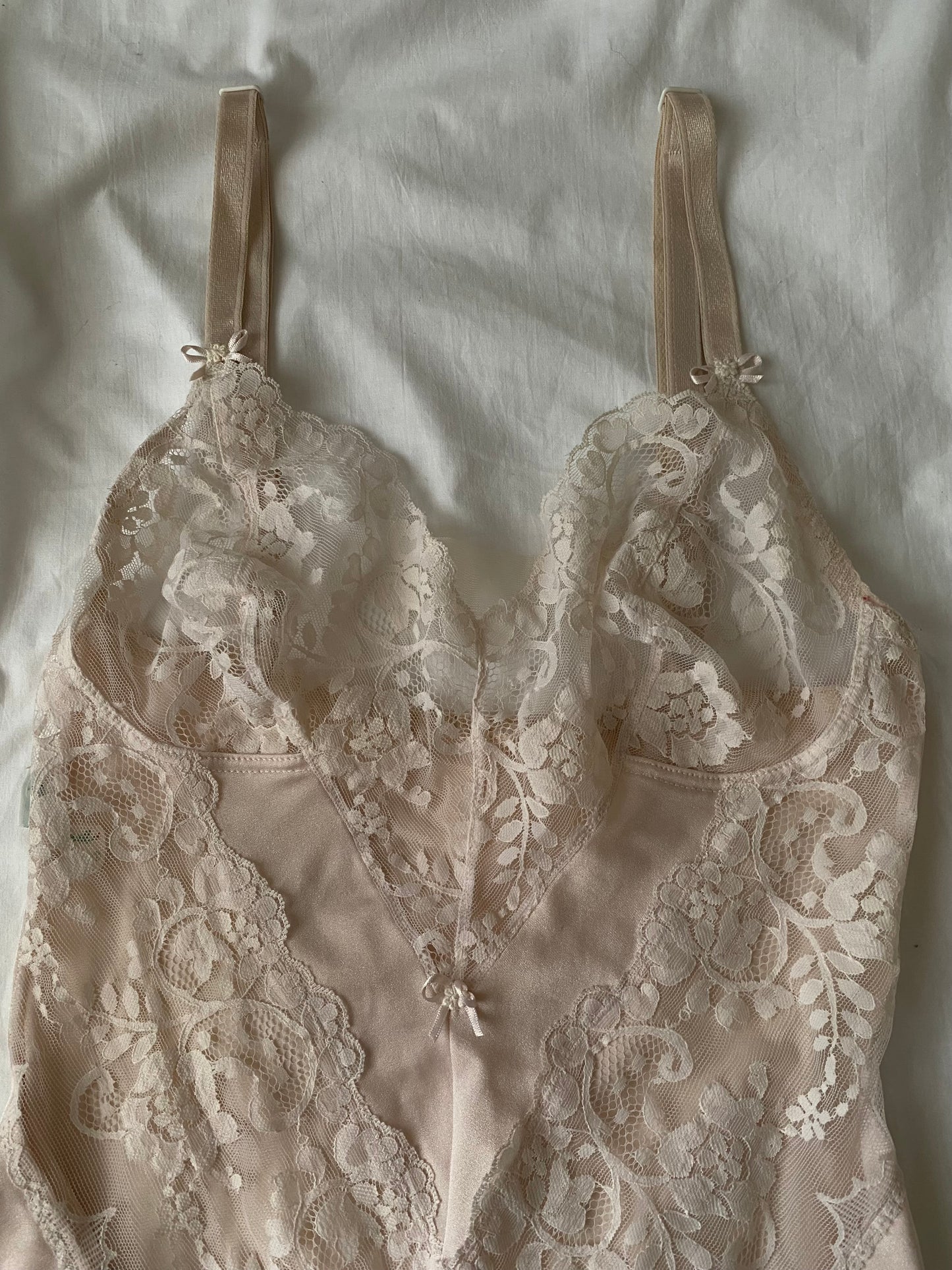 Body in pizzo delicato