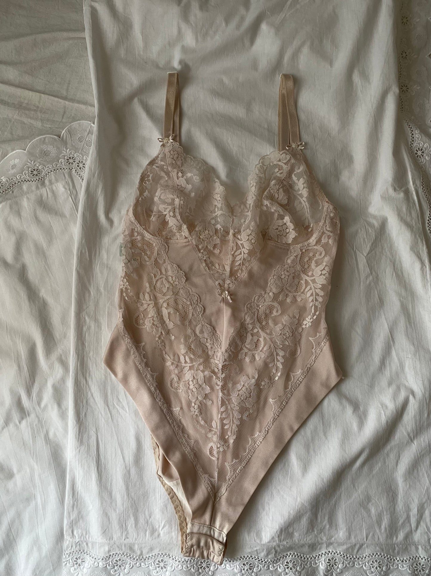 Body in pizzo delicato