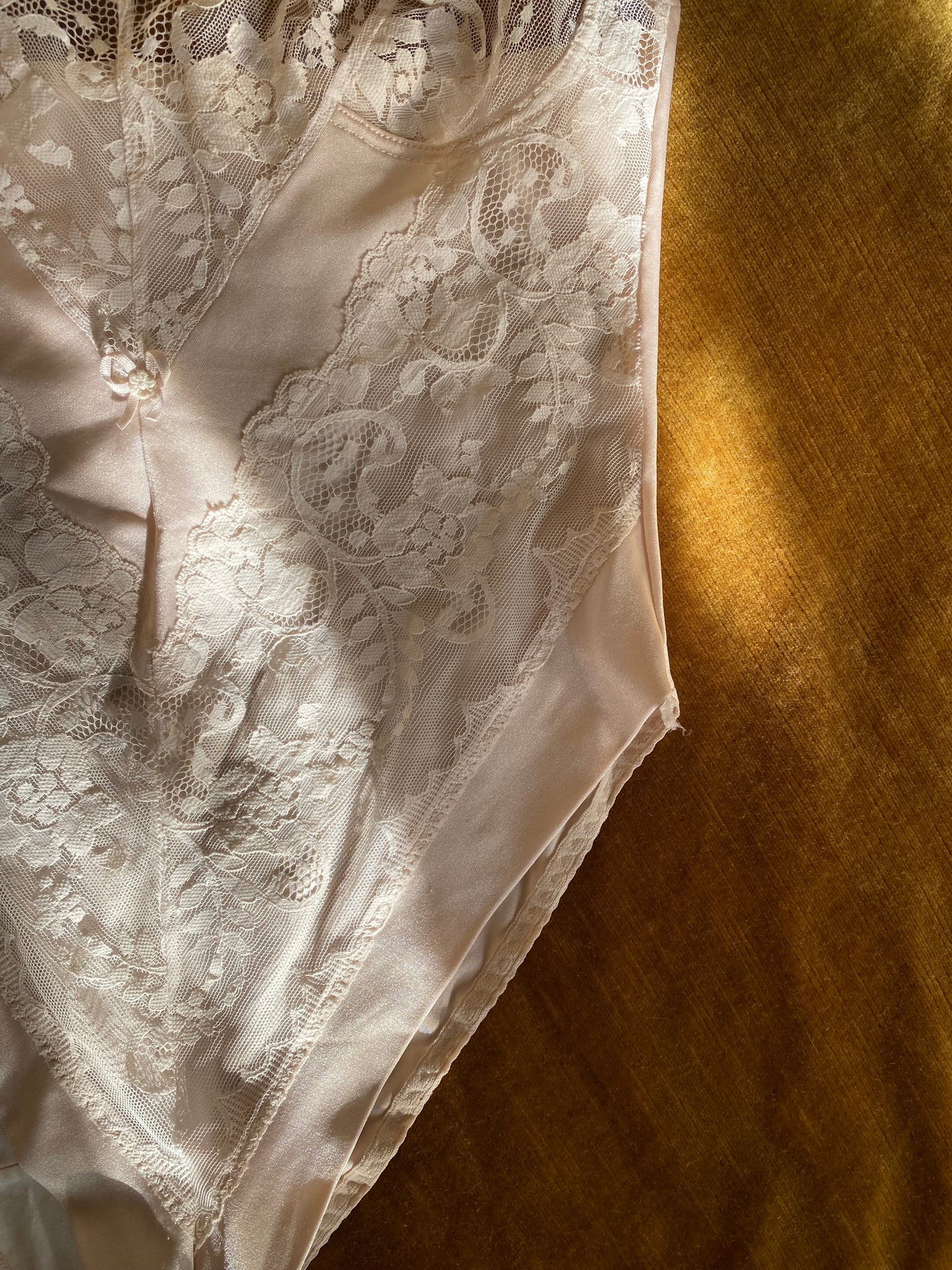 Body in pizzo delicato
