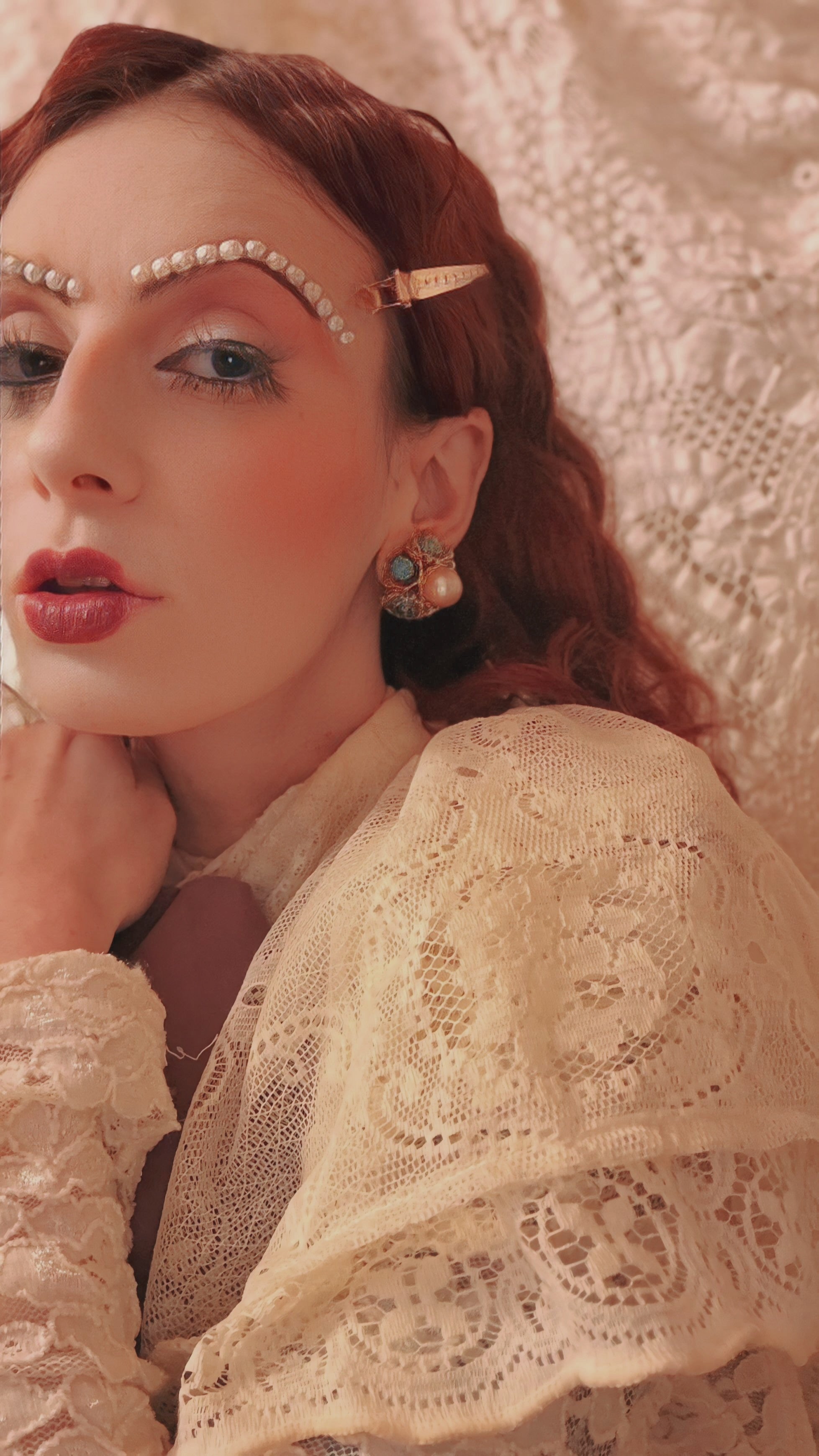 Orecchino singolo a clip con perla e strass azzurri