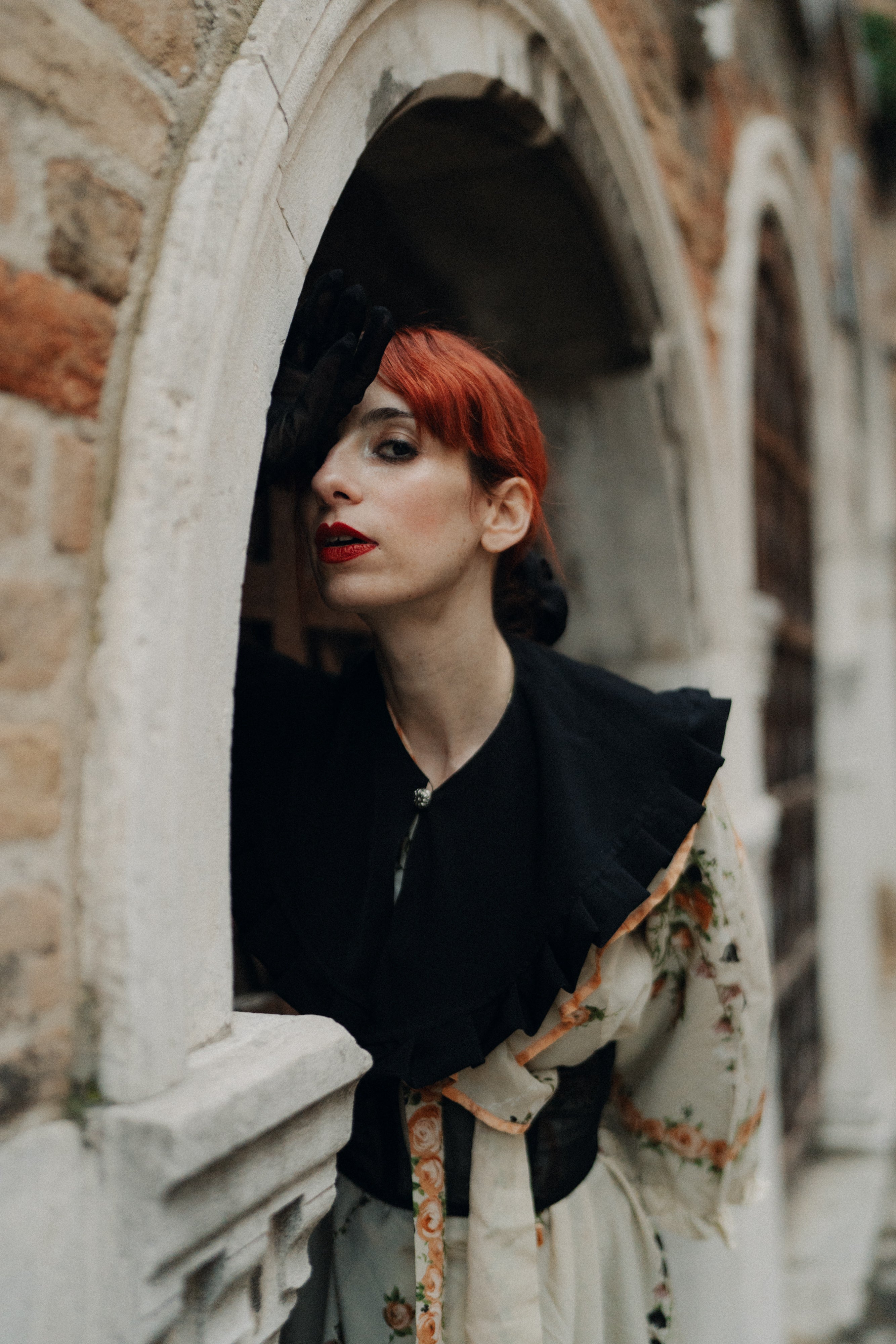 Colletto a punta a balze