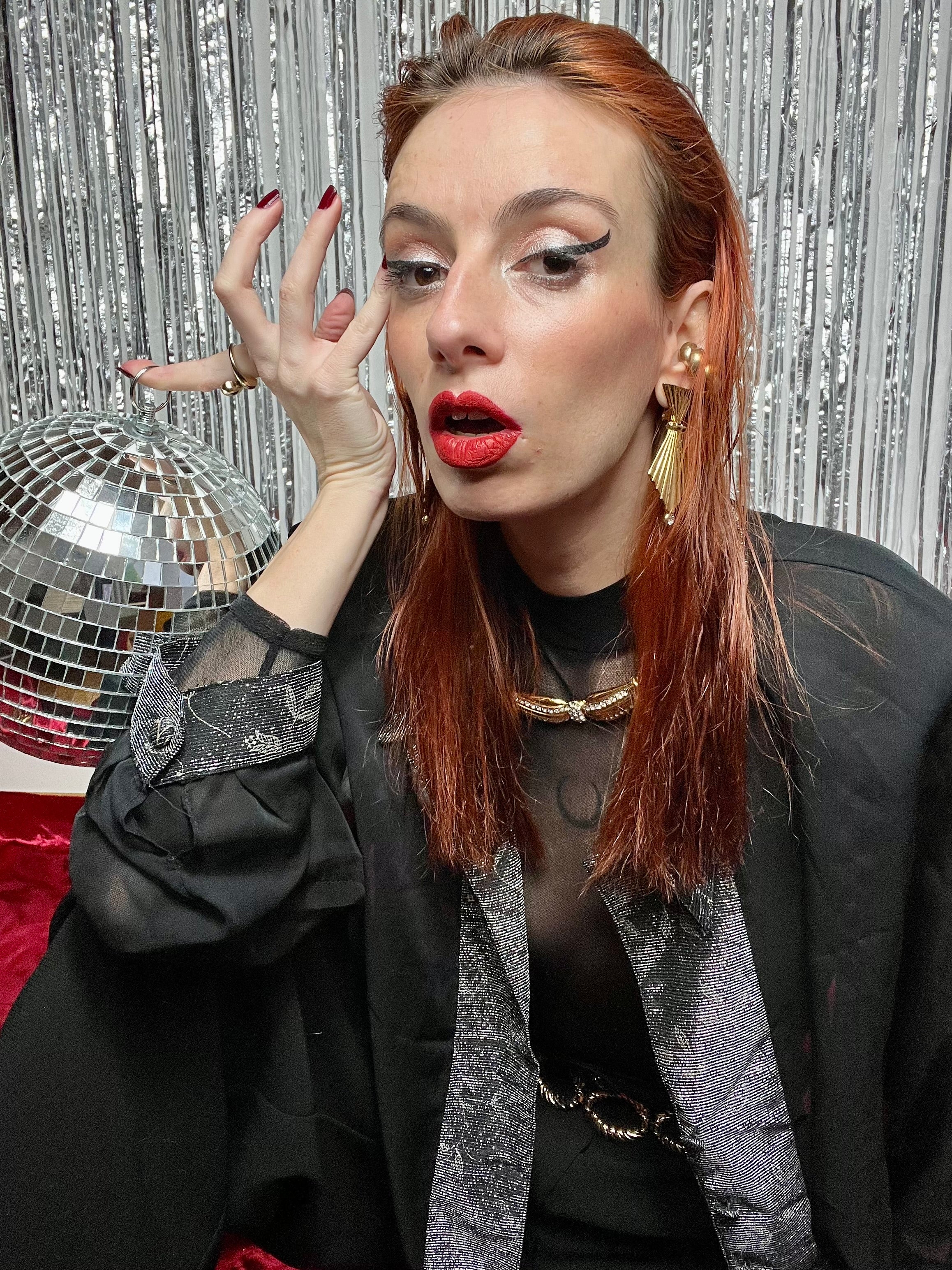 Camicia velata spalle larghe con dettagli argentati