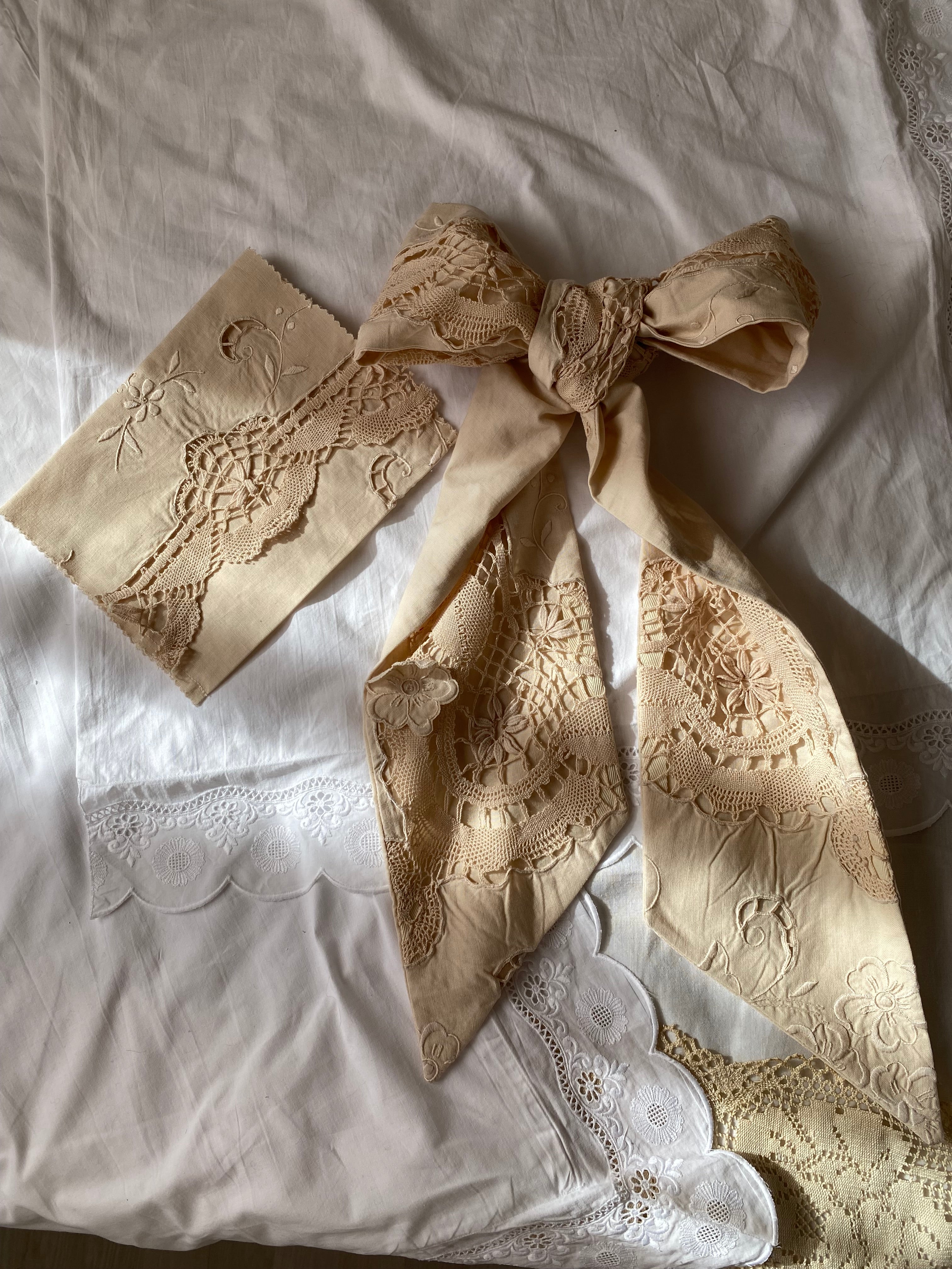 Fiocco sartoriale cipriato con ricami antichi