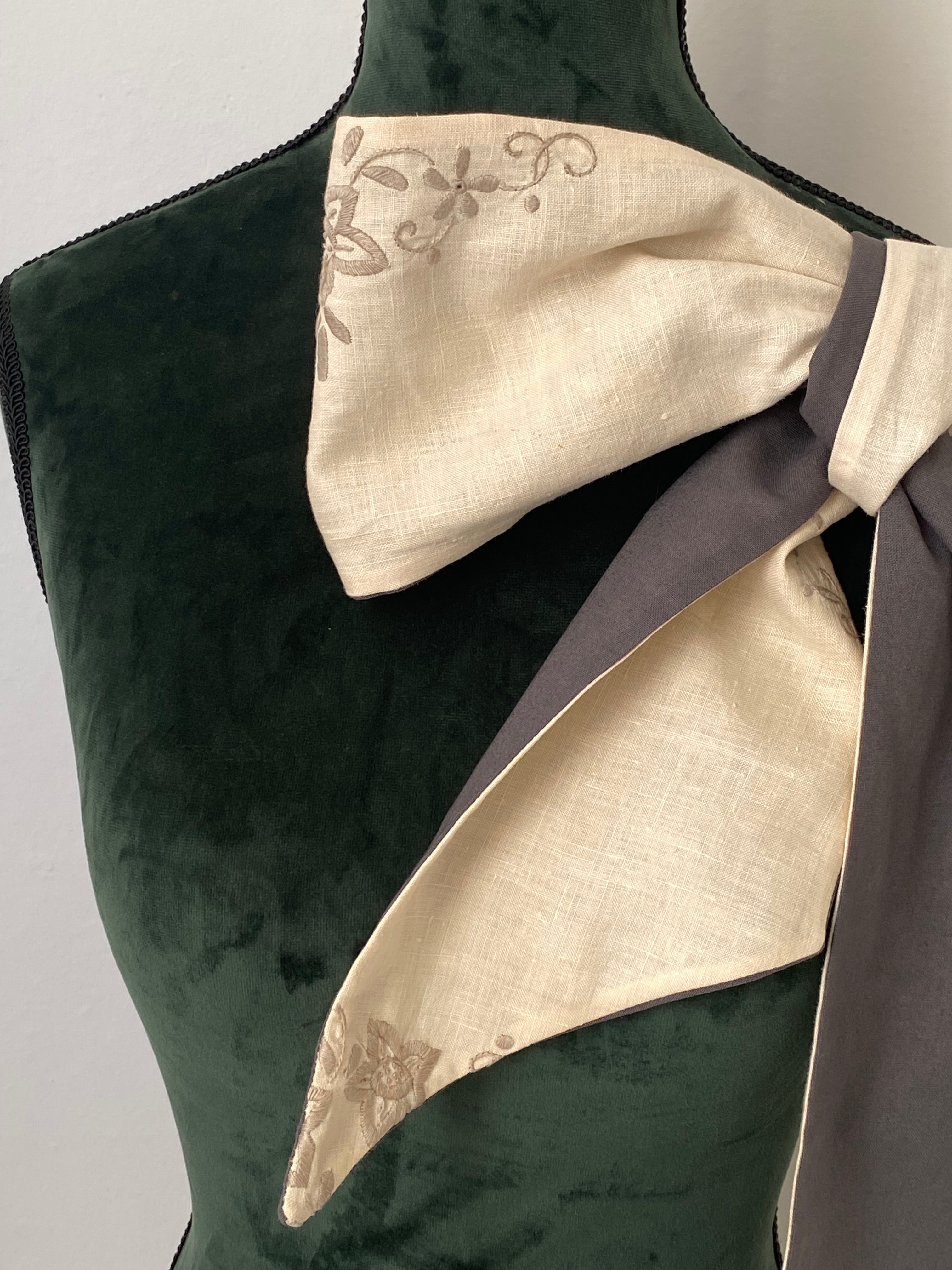 Double-sided sartorial bow in pure cotton and antique embroidery
