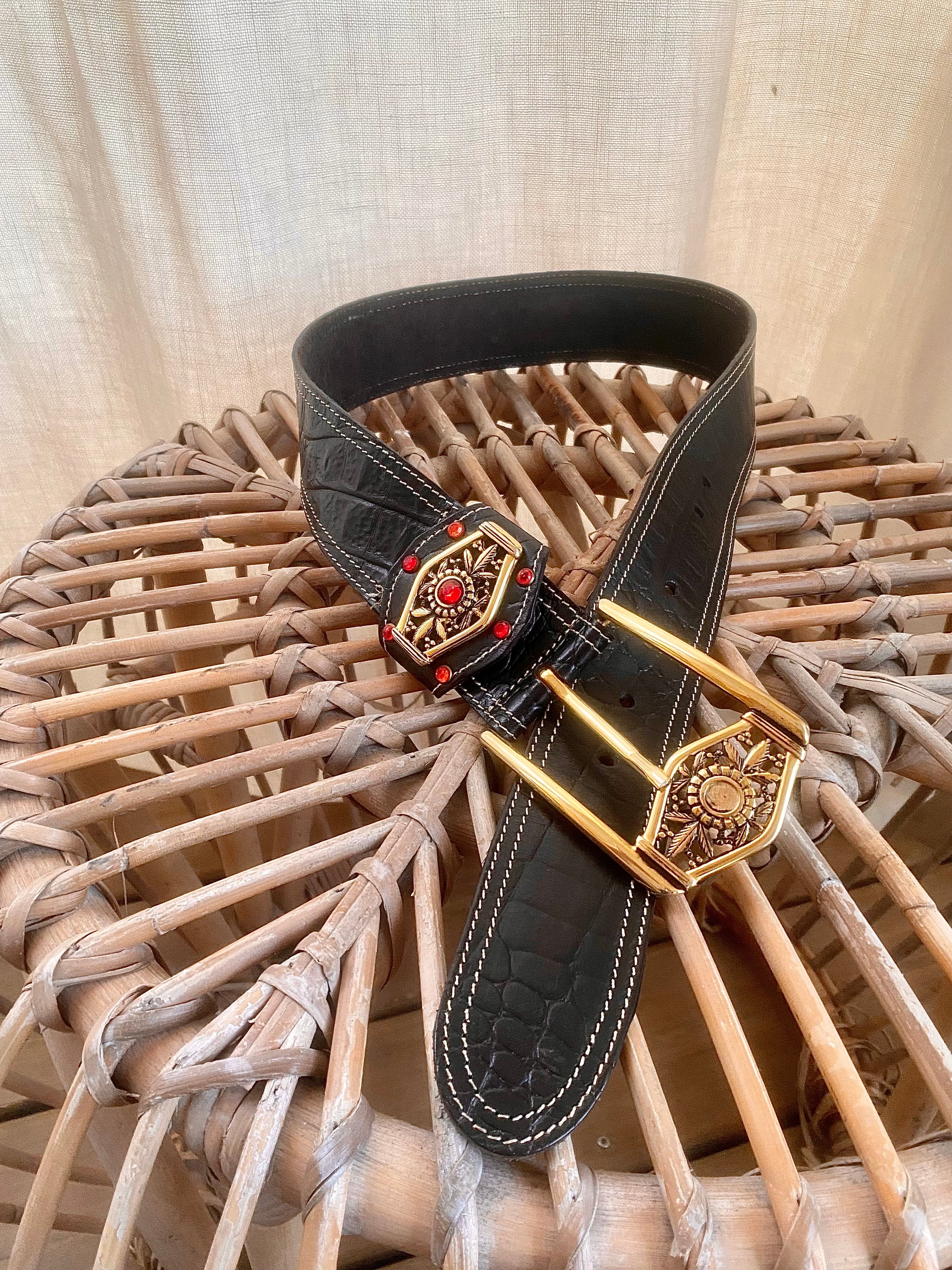 Genuine leather belt with maxi gold buckle