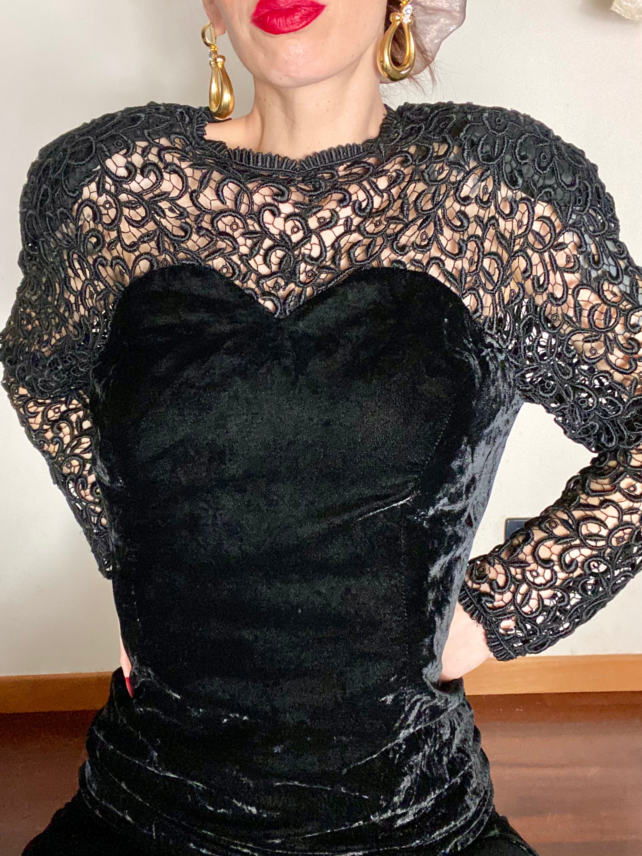 Abito tubino da occasione speciale con scollo a cuore in velluto e pizzo macramé