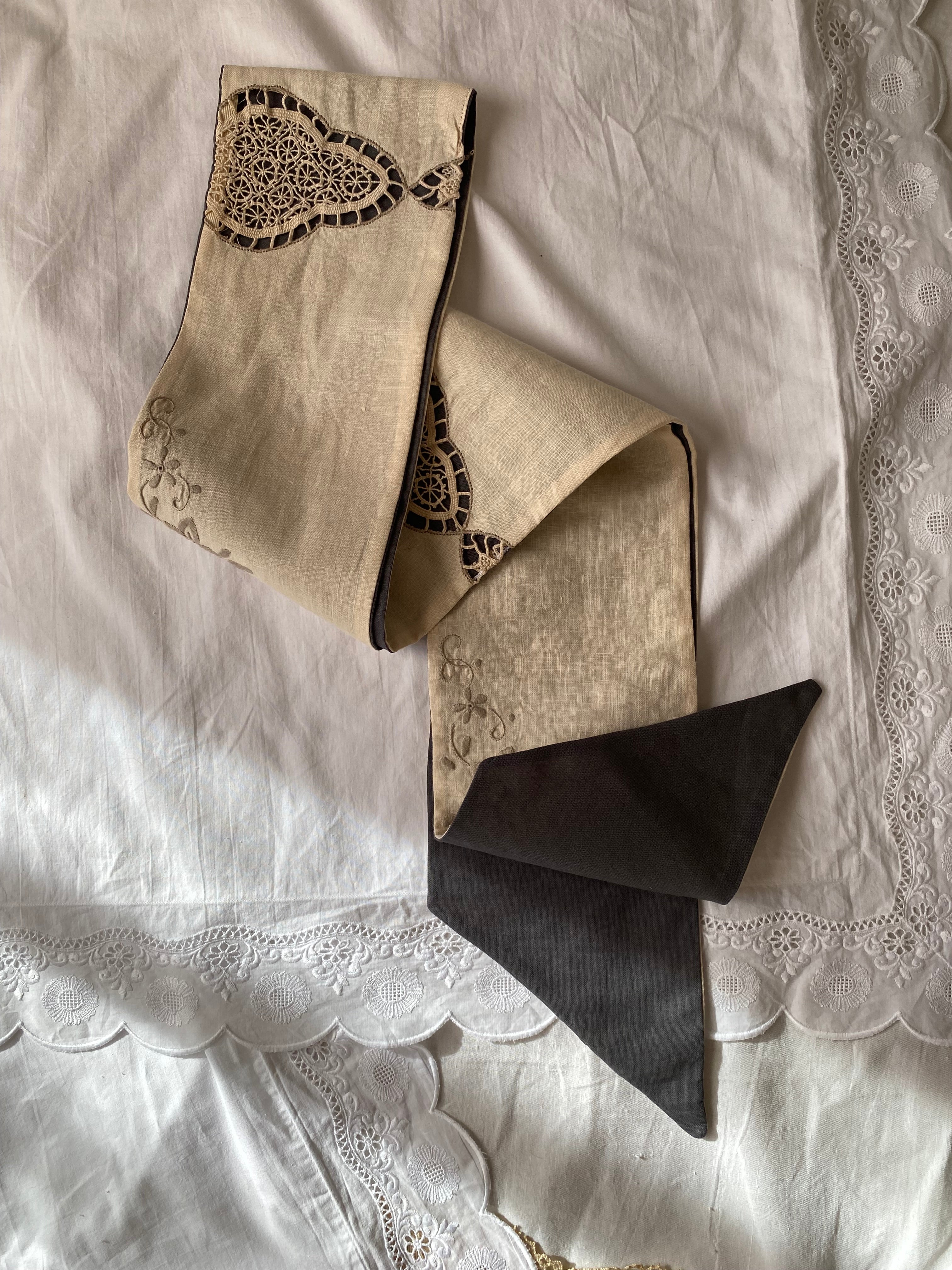 Double-sided sartorial bow in pure cotton and antique embroidery