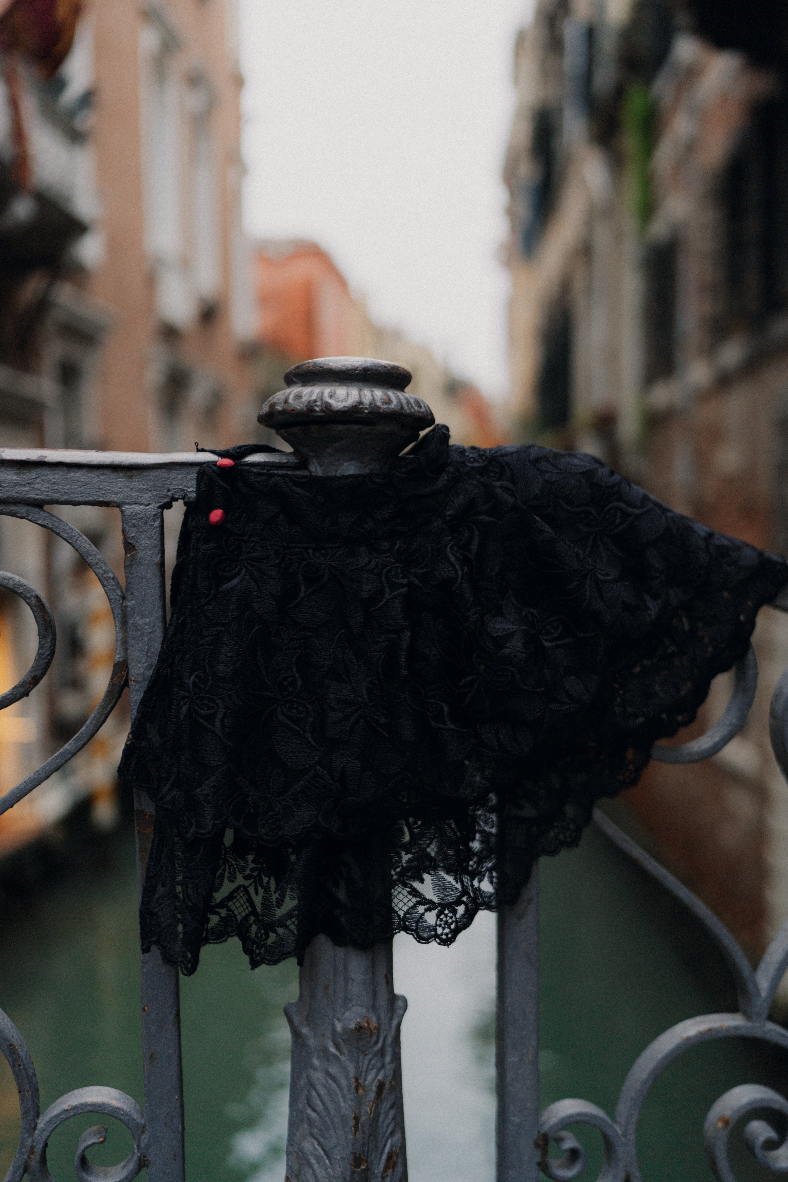 Mantellina in stile vittoriano in pizzo antico veneziano