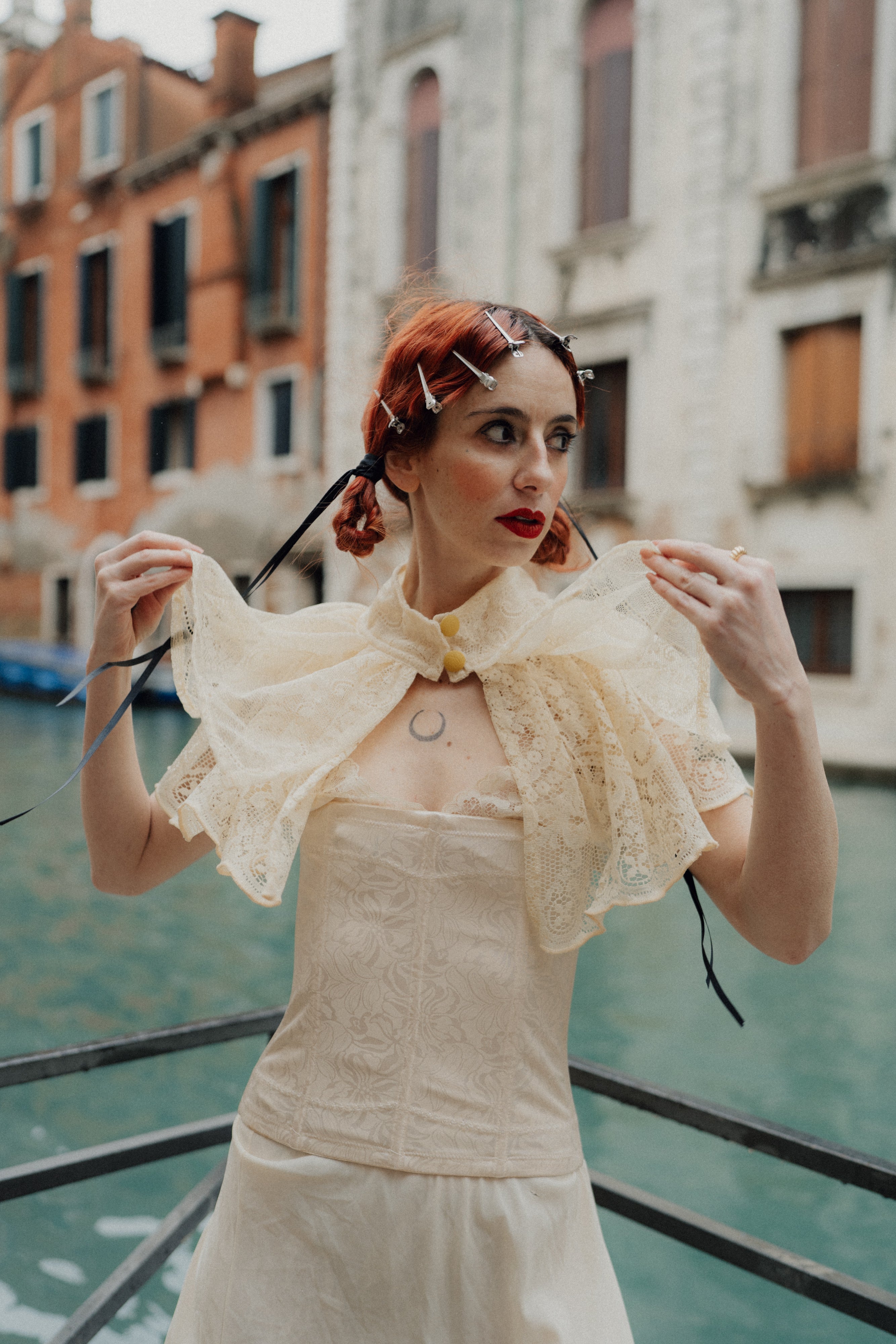 Mantellina stile vittoriano in pizzo antico veneziano pastello