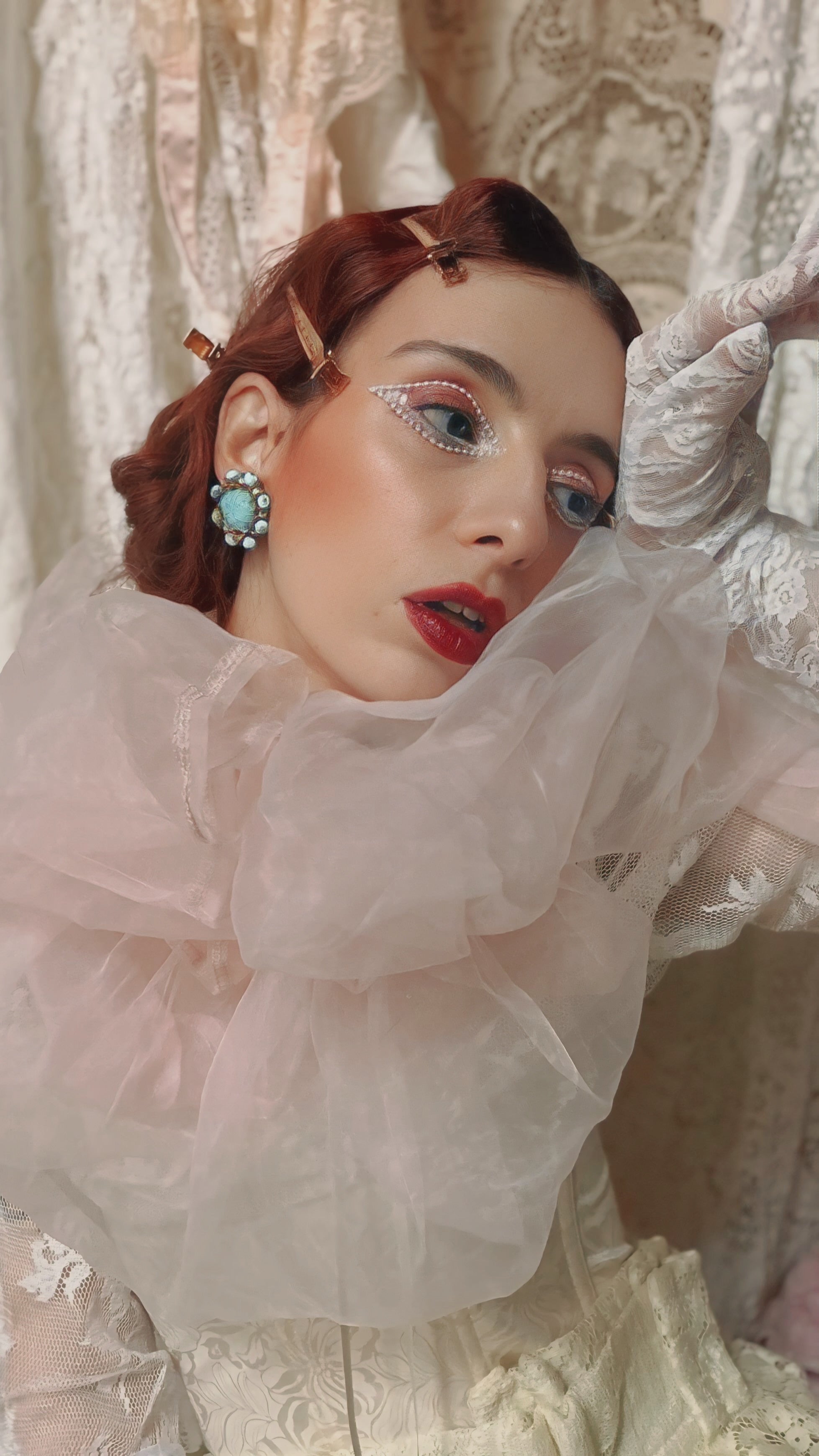 Orecchini a clip azzurri con cabochon inciso