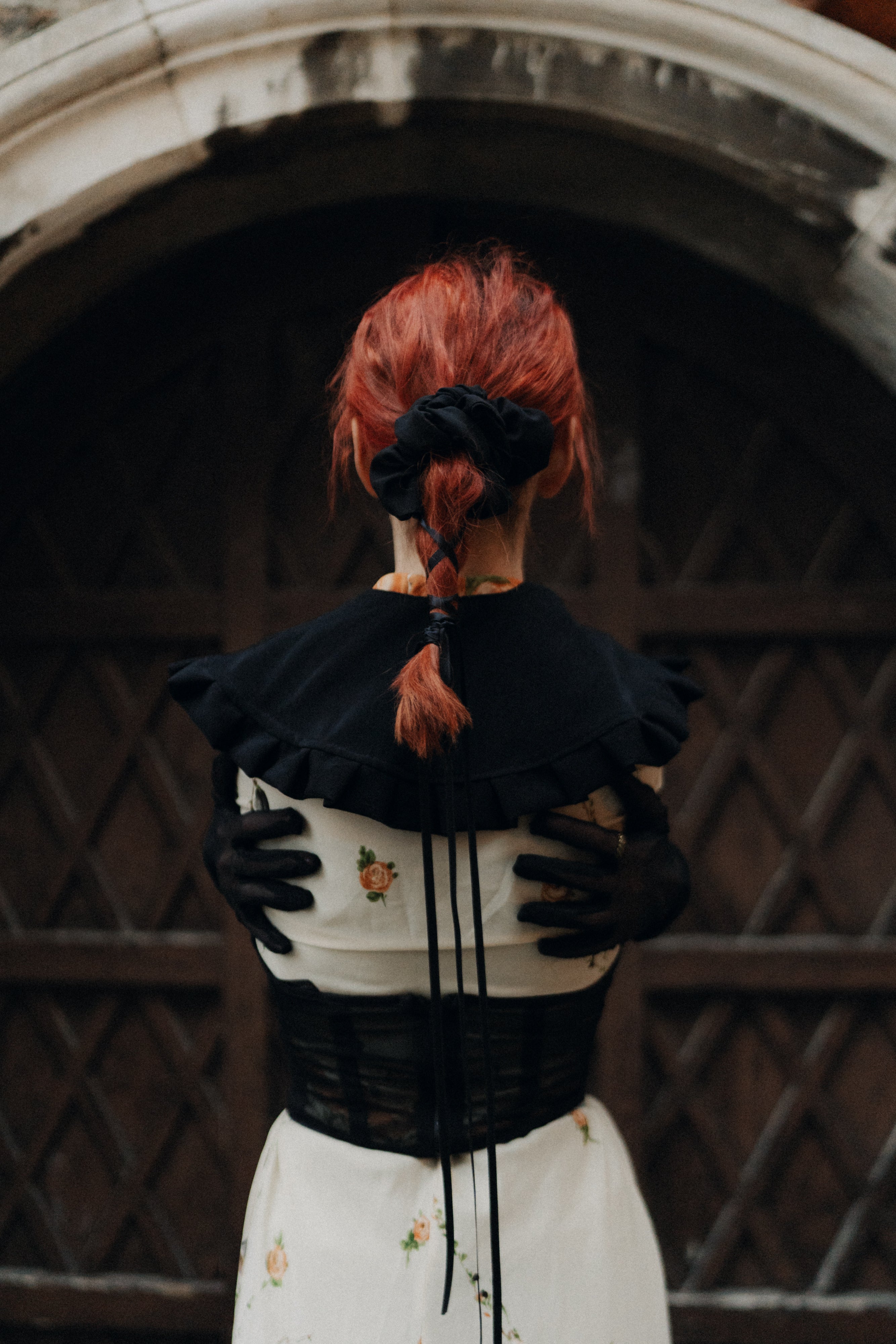 Colletto a punta a balze