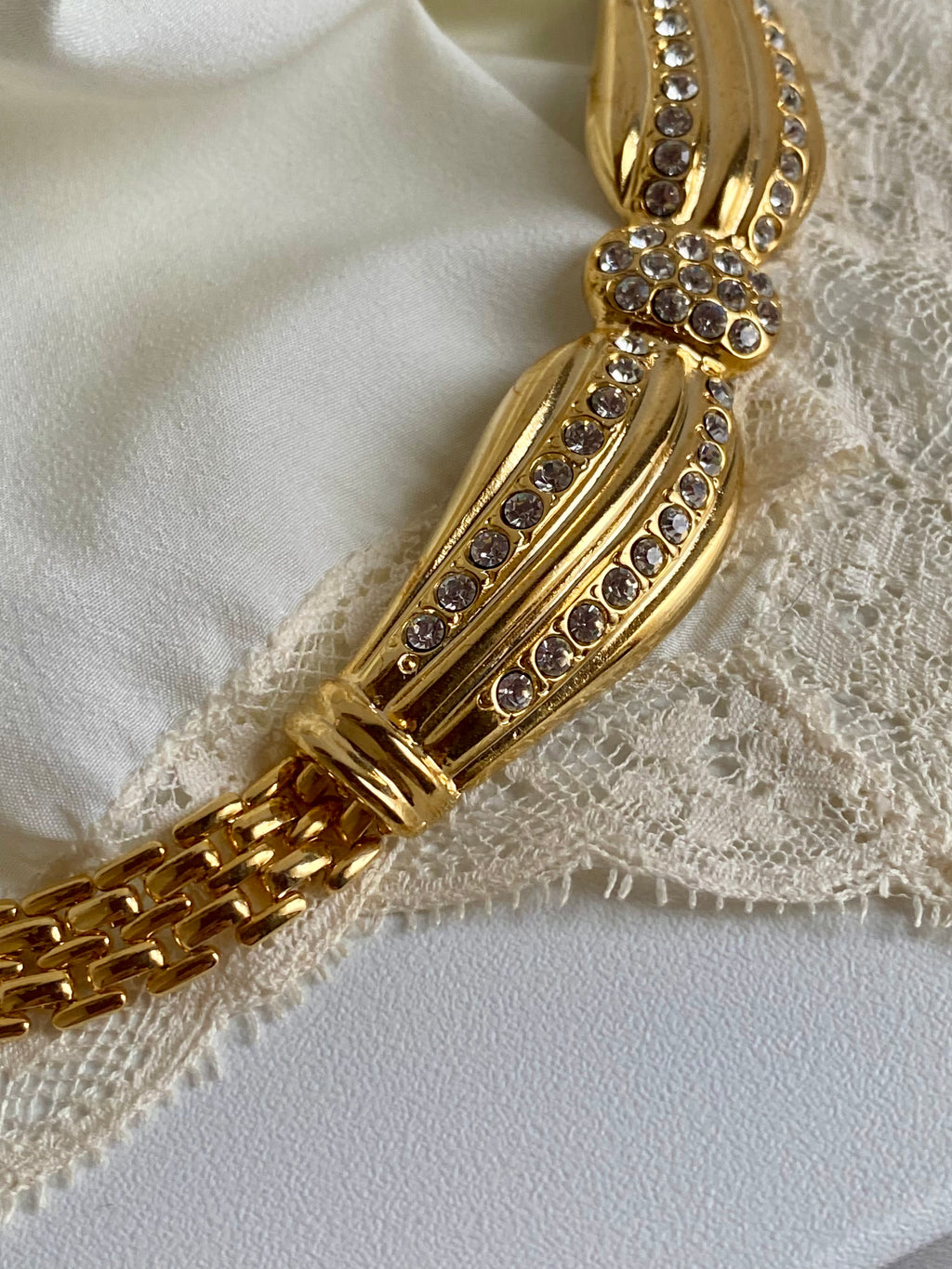 Collana girocollo fiocco