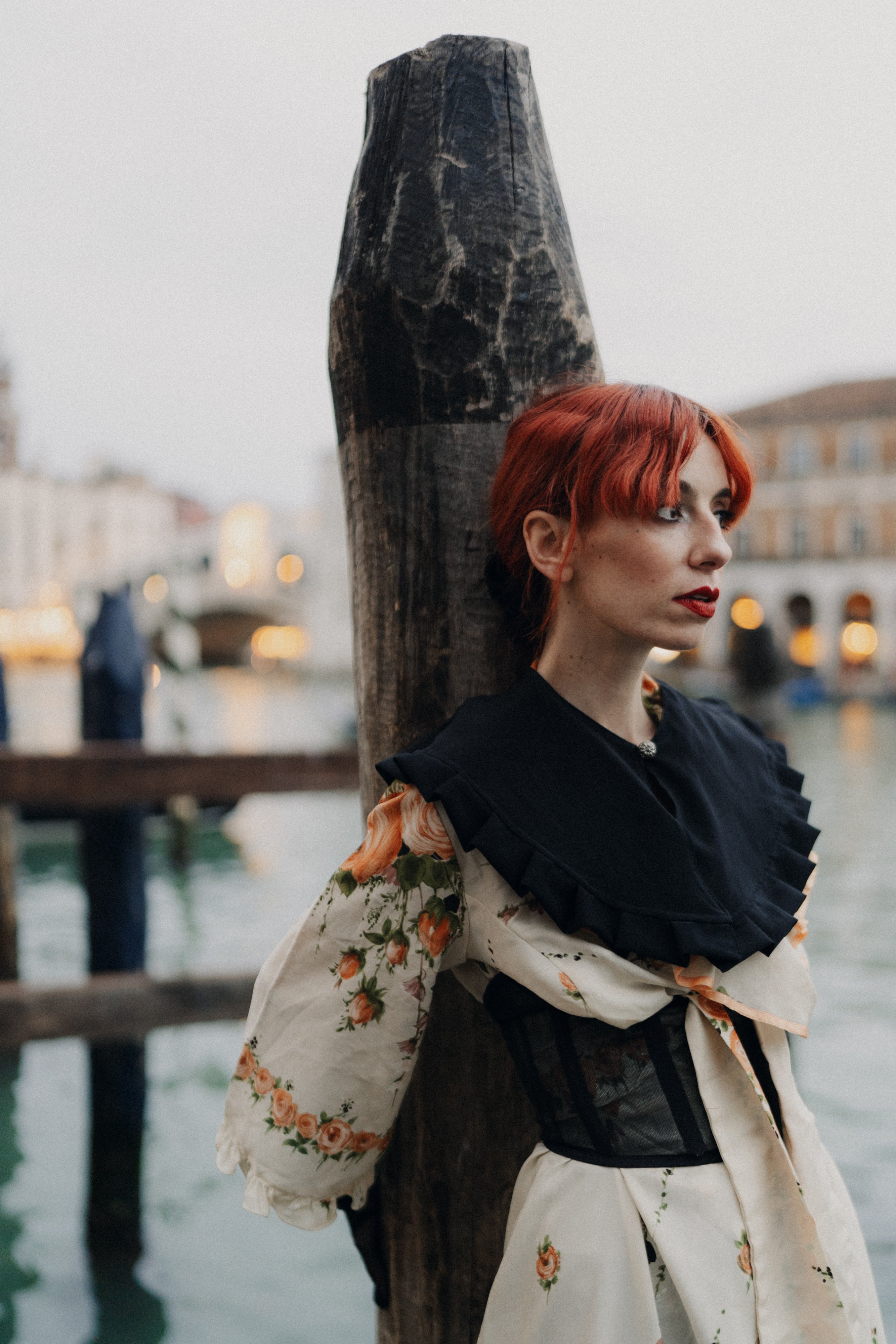 Colletto a punta a balze