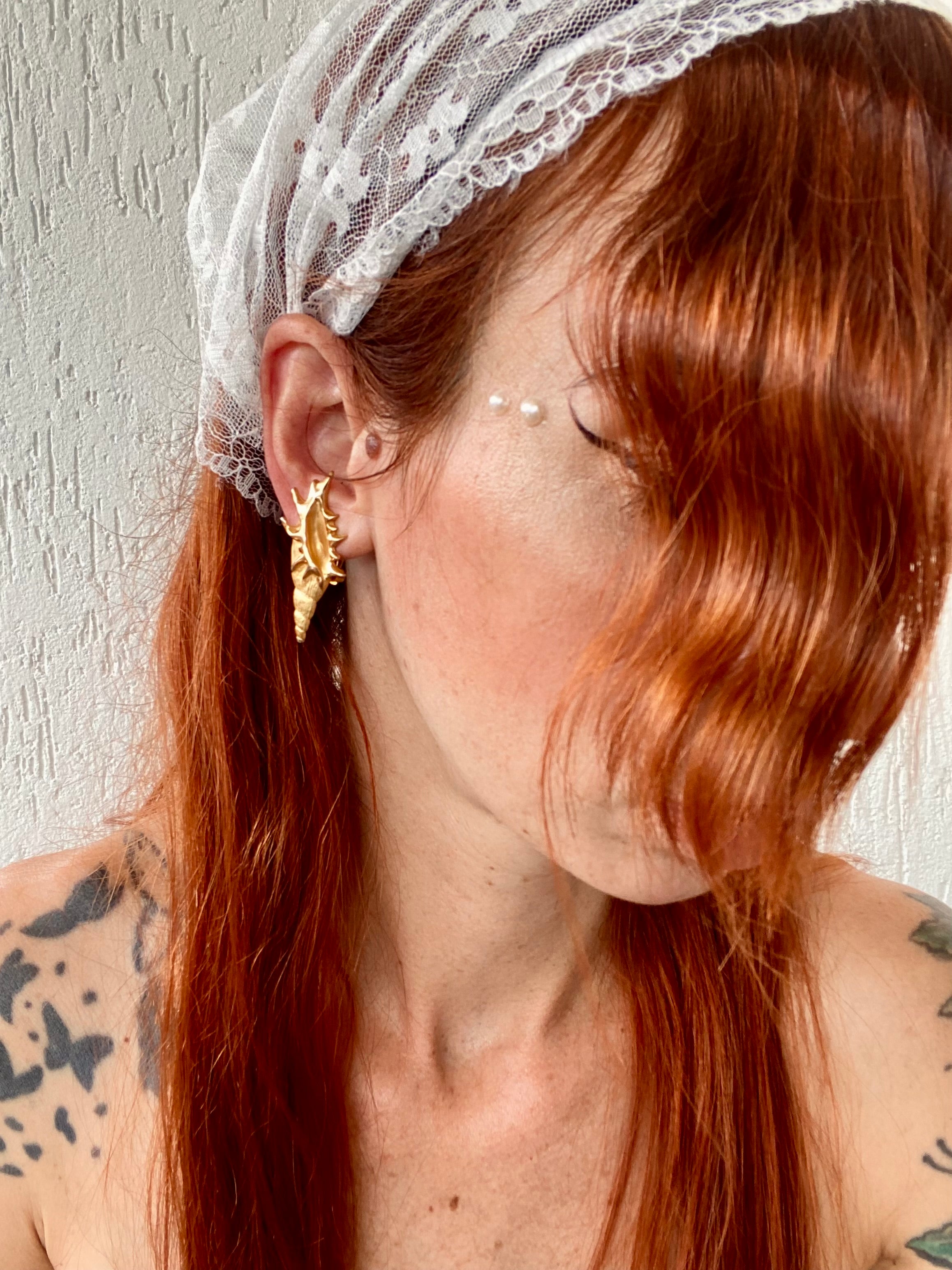 Teti orecchini a clip a conchiglia