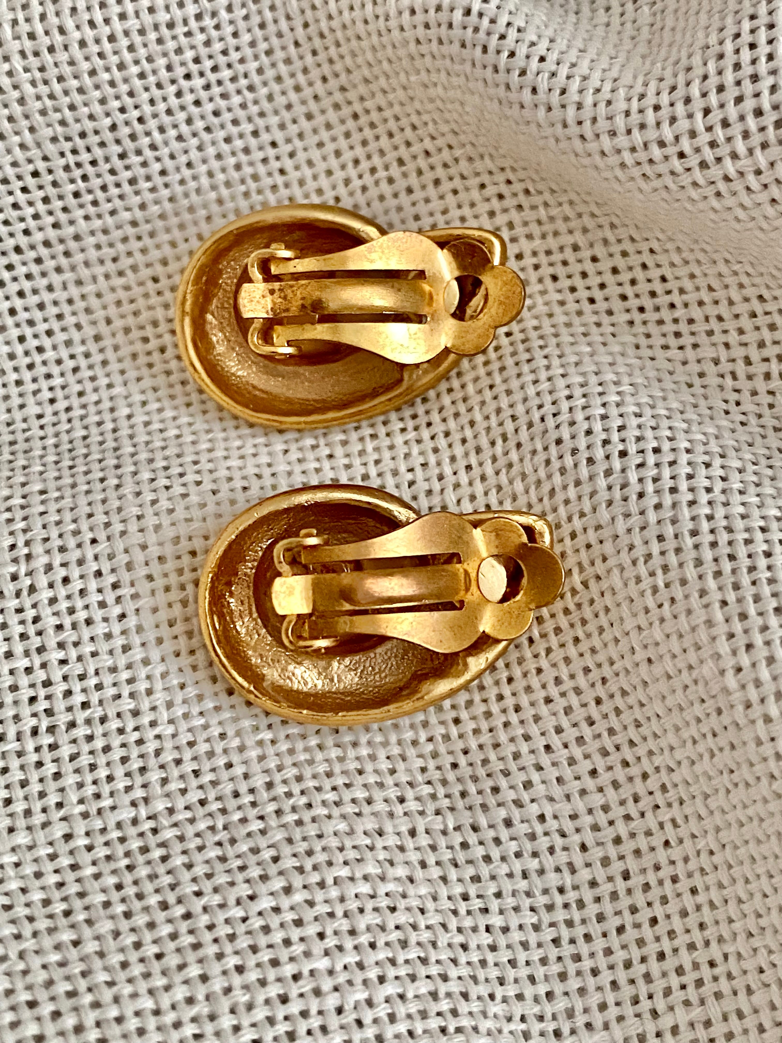 Leucotea orecchini a clip a conchiglia