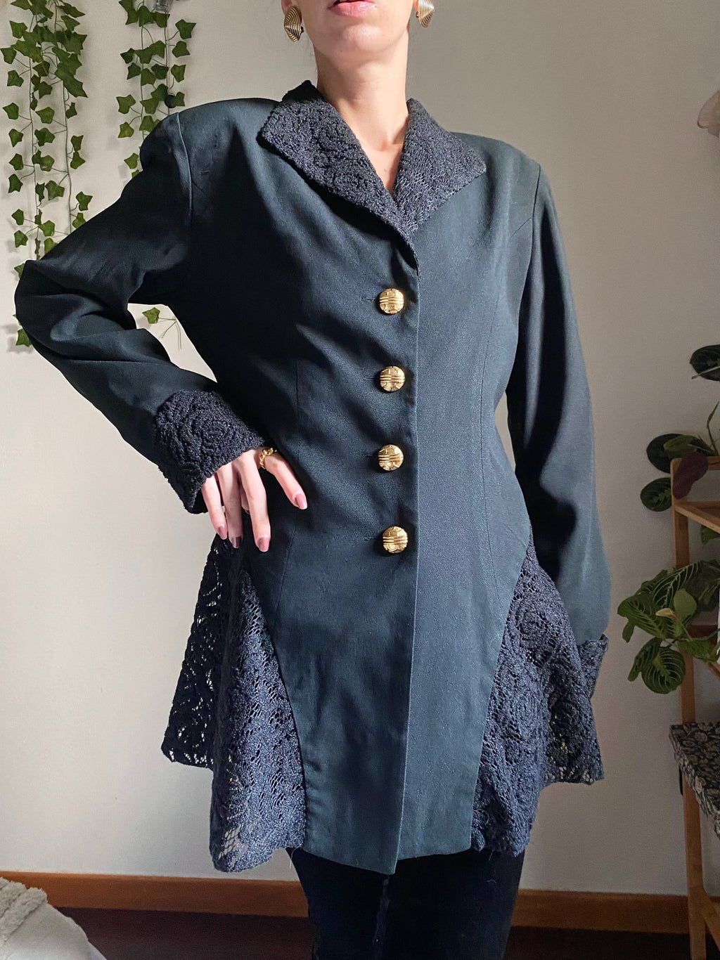 Blazer sfiancato con dettagli in pizzo e bottoni gioiello