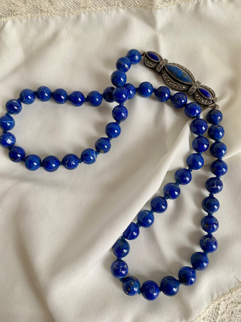 Collana in lapislazzuli con chiusura in pietra