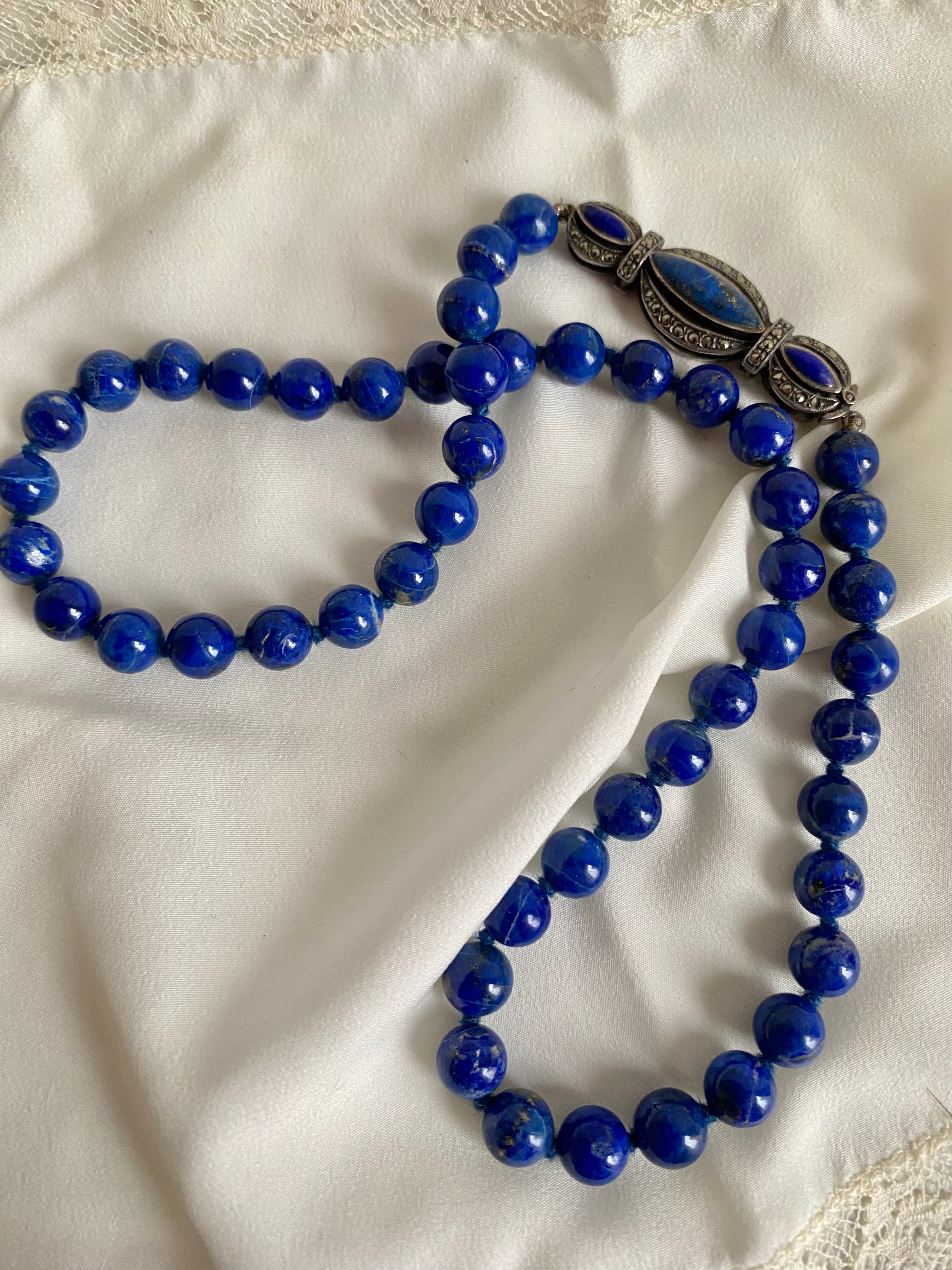 Collana in lapislazzuli con chiusura in pietra