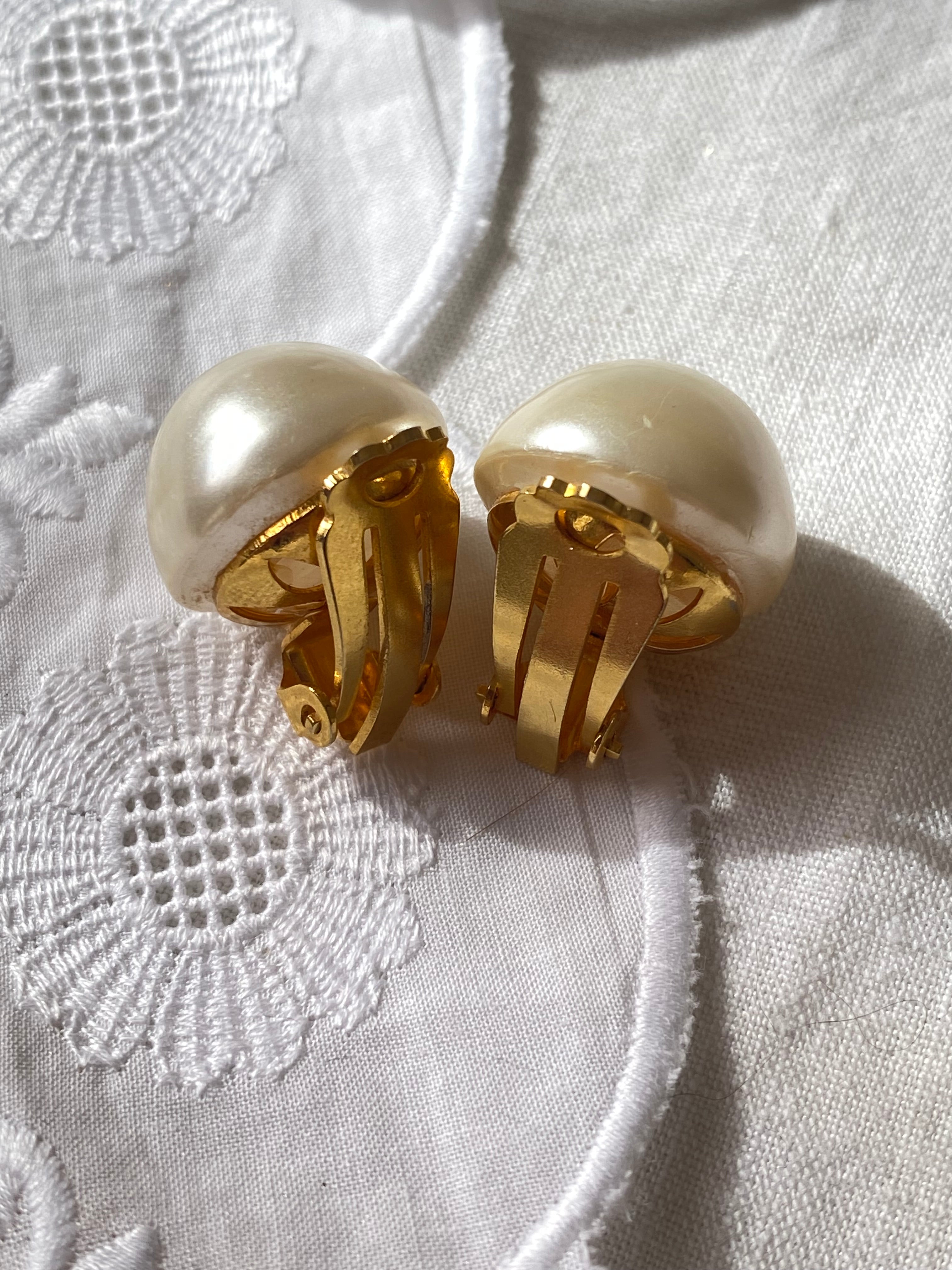 Orecchini perla a bottone