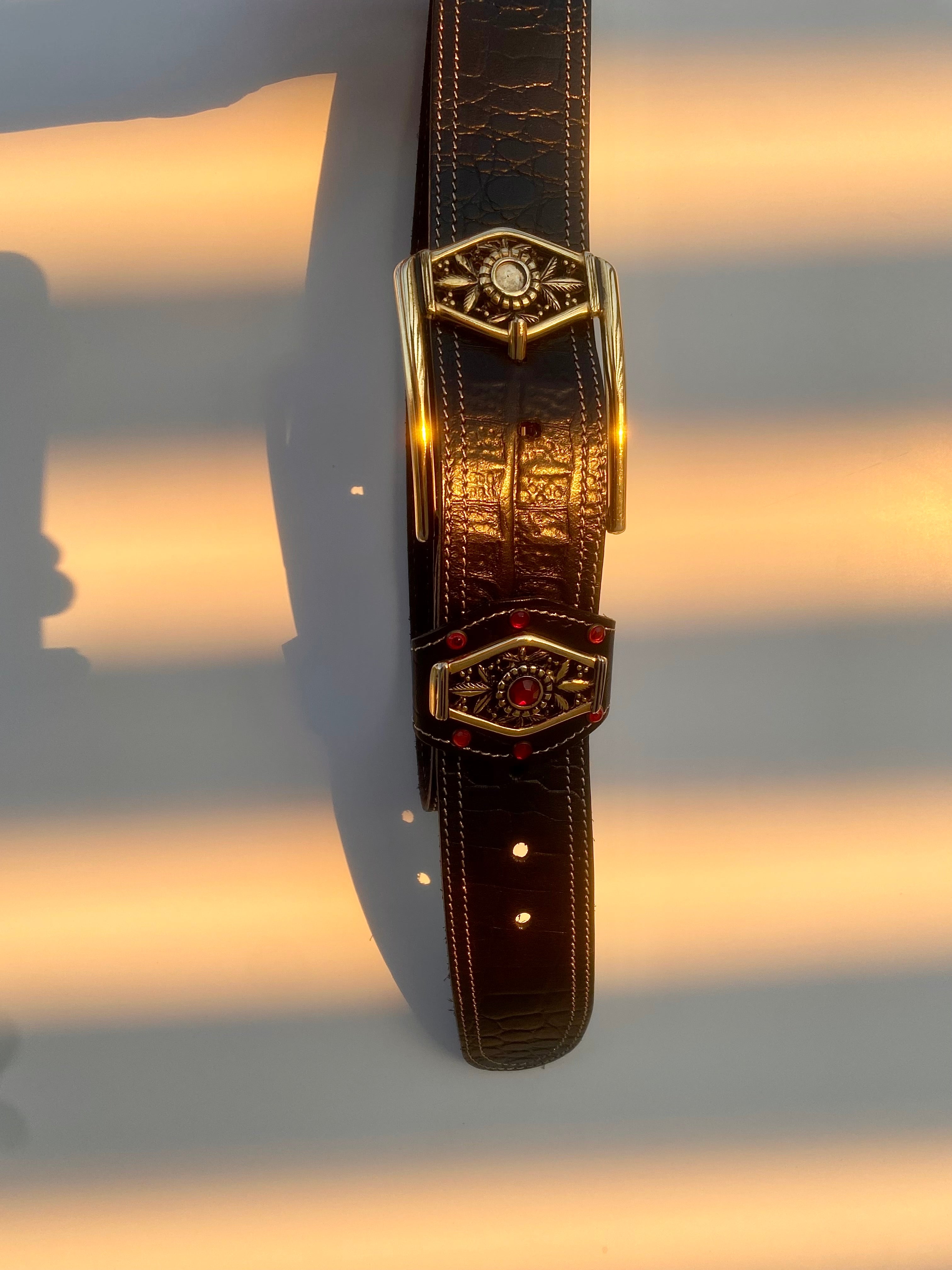Genuine leather belt with maxi gold buckle
