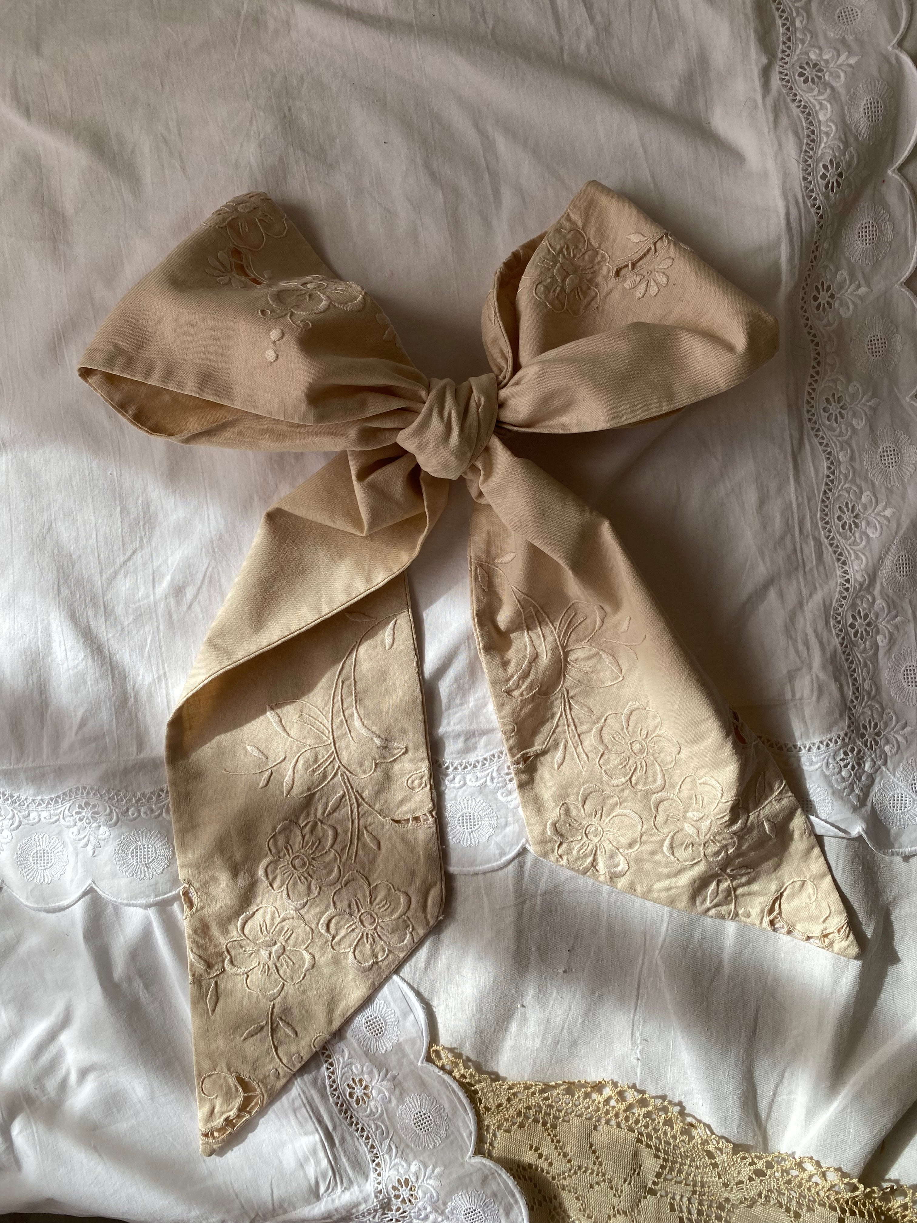 Fiocco sartoriale con ricamo antico