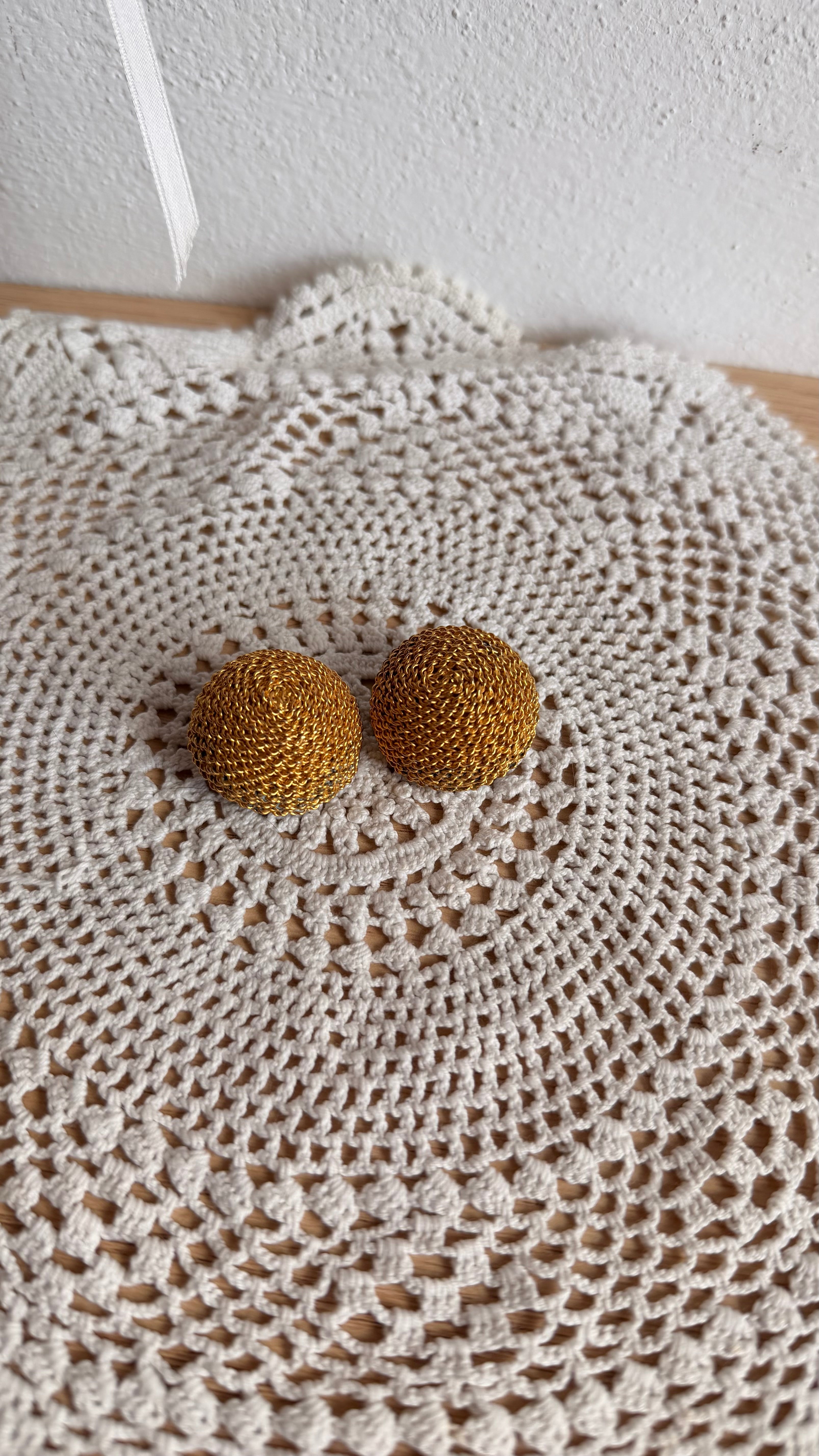 Orecchini a clip dorati a cupola