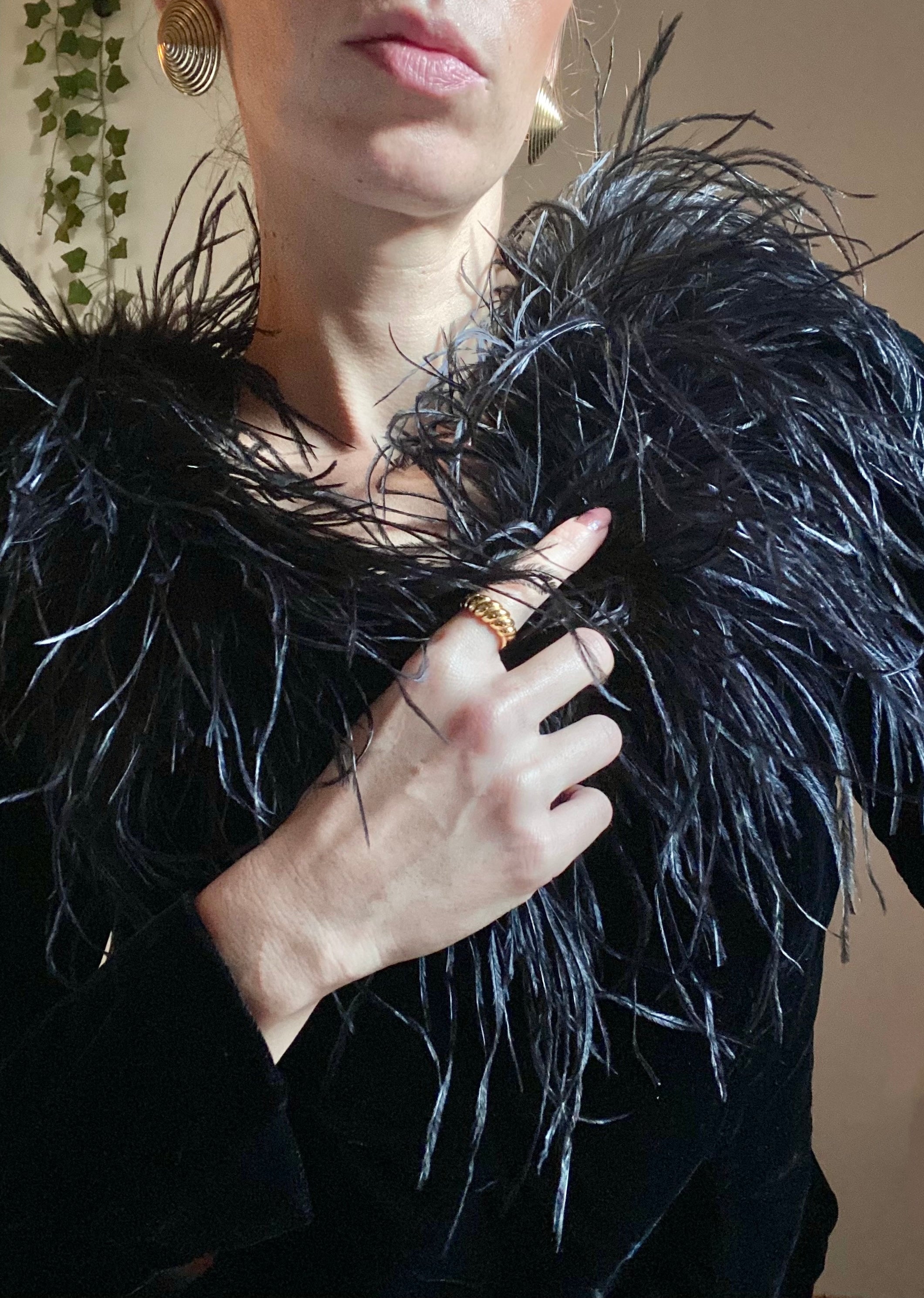 Abito capodanno a tubino in velluto con dettagli in piume