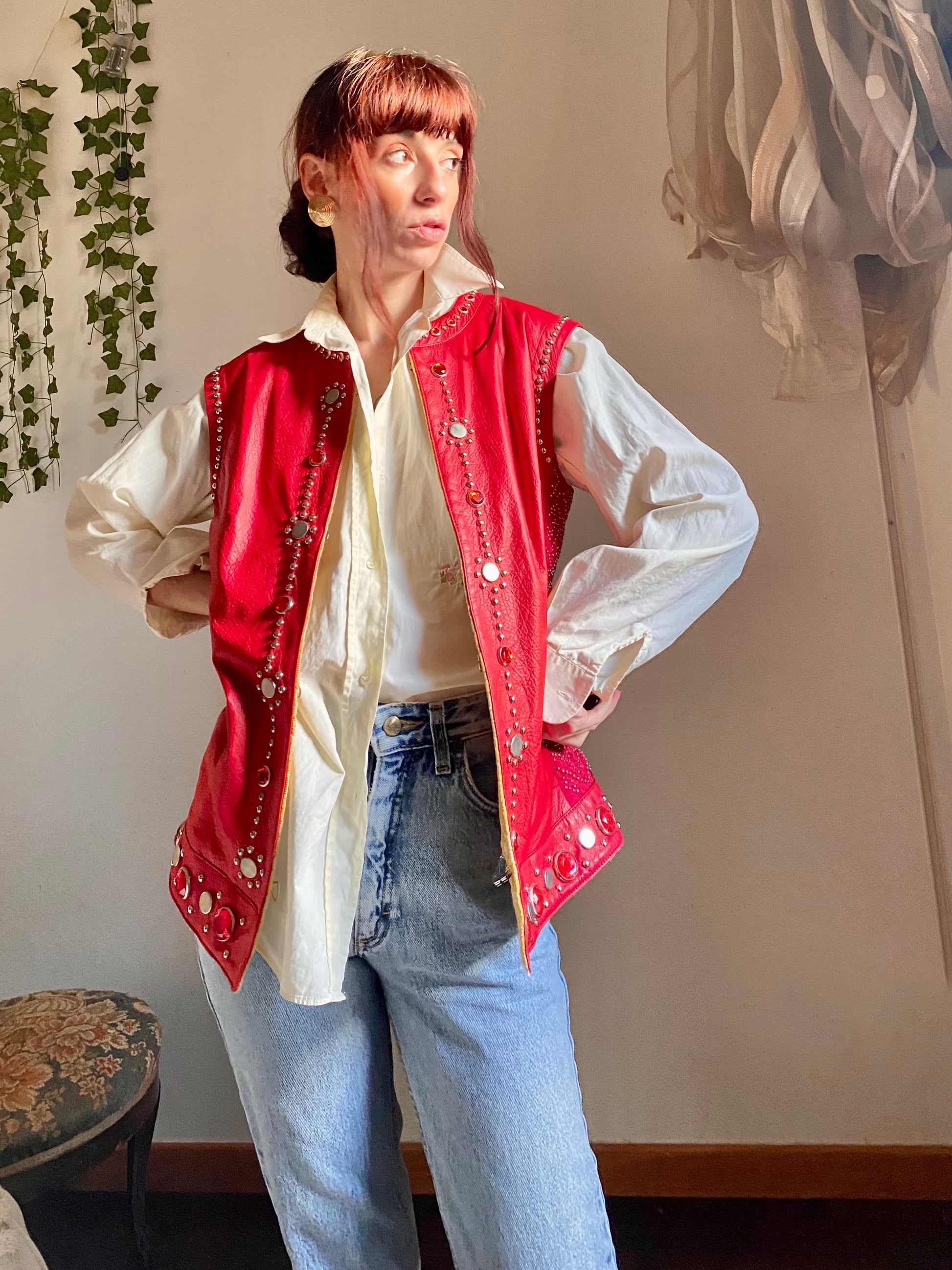 Gilet in vera pelle con pietre e borchie