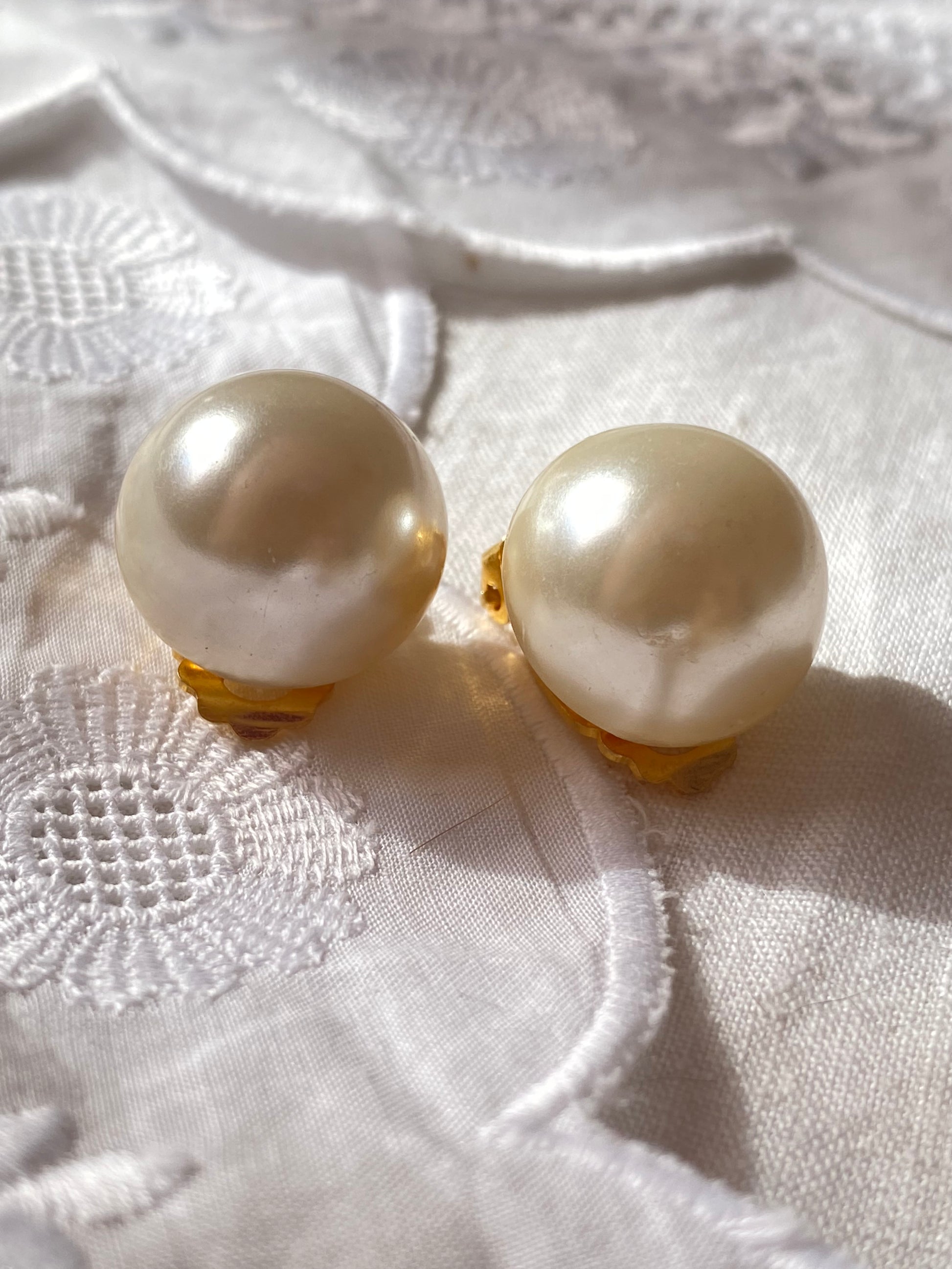 Orecchini perla a bottone