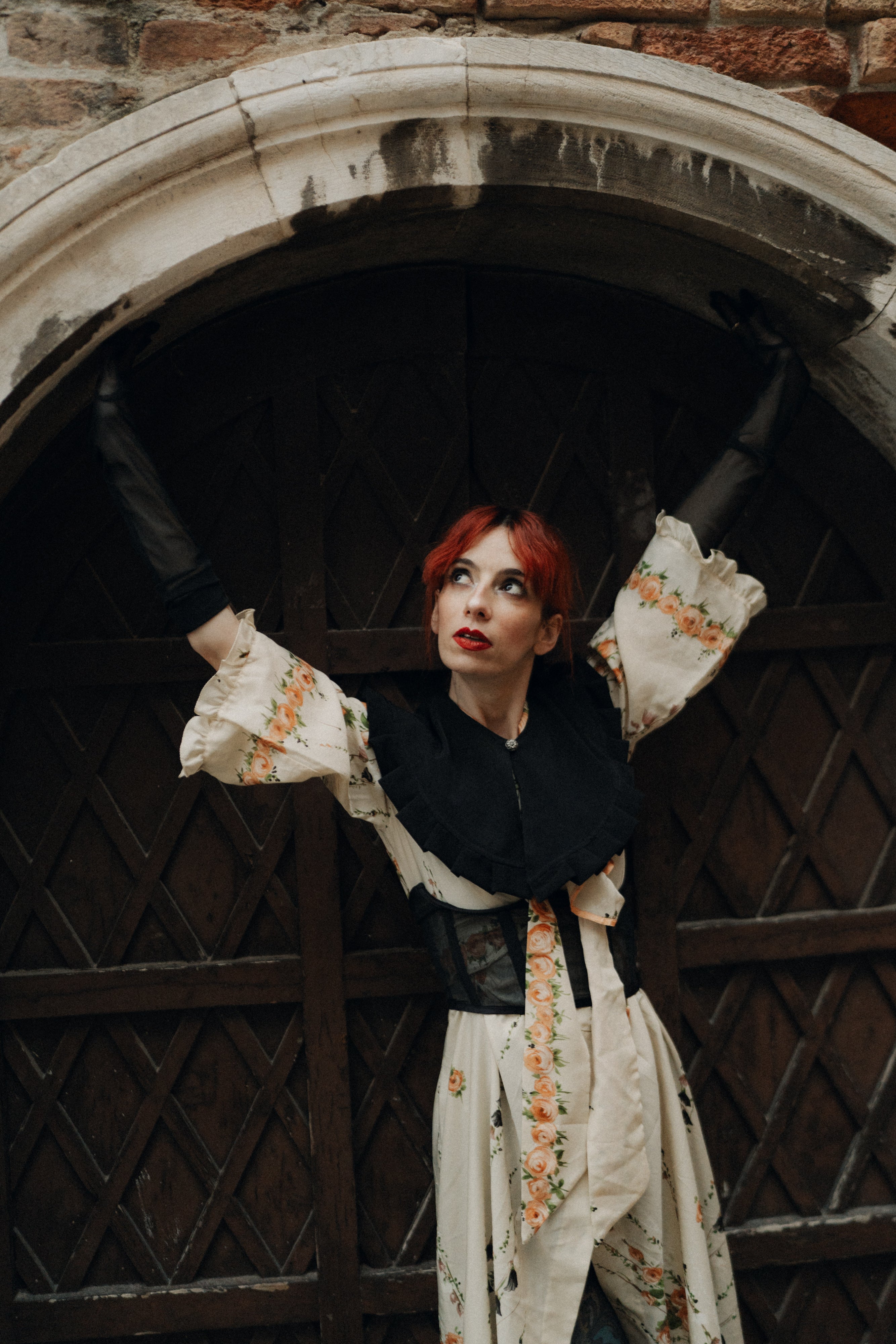 Colletto a punta a balze