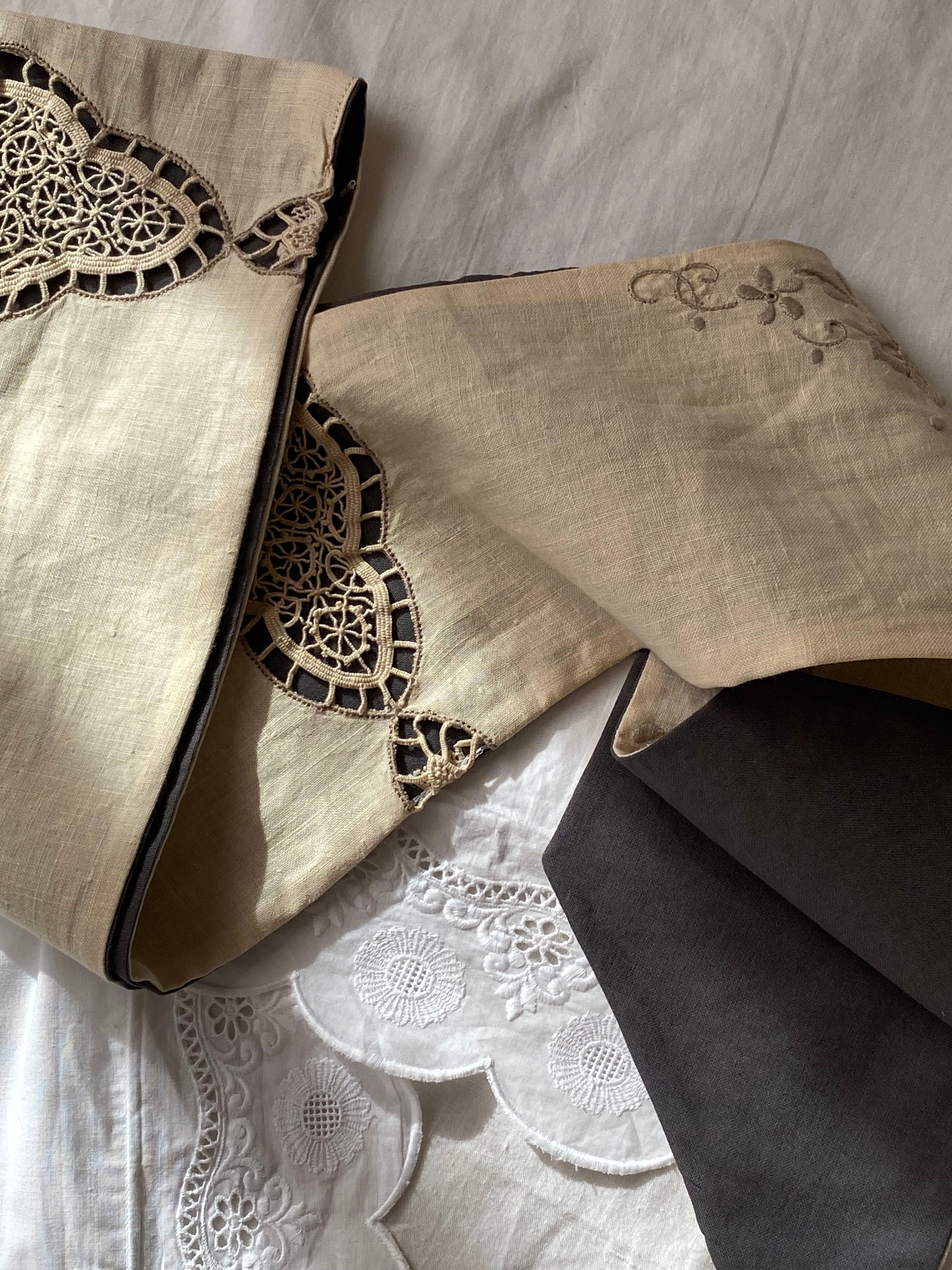 Double-sided sartorial bow in pure cotton and antique embroidery