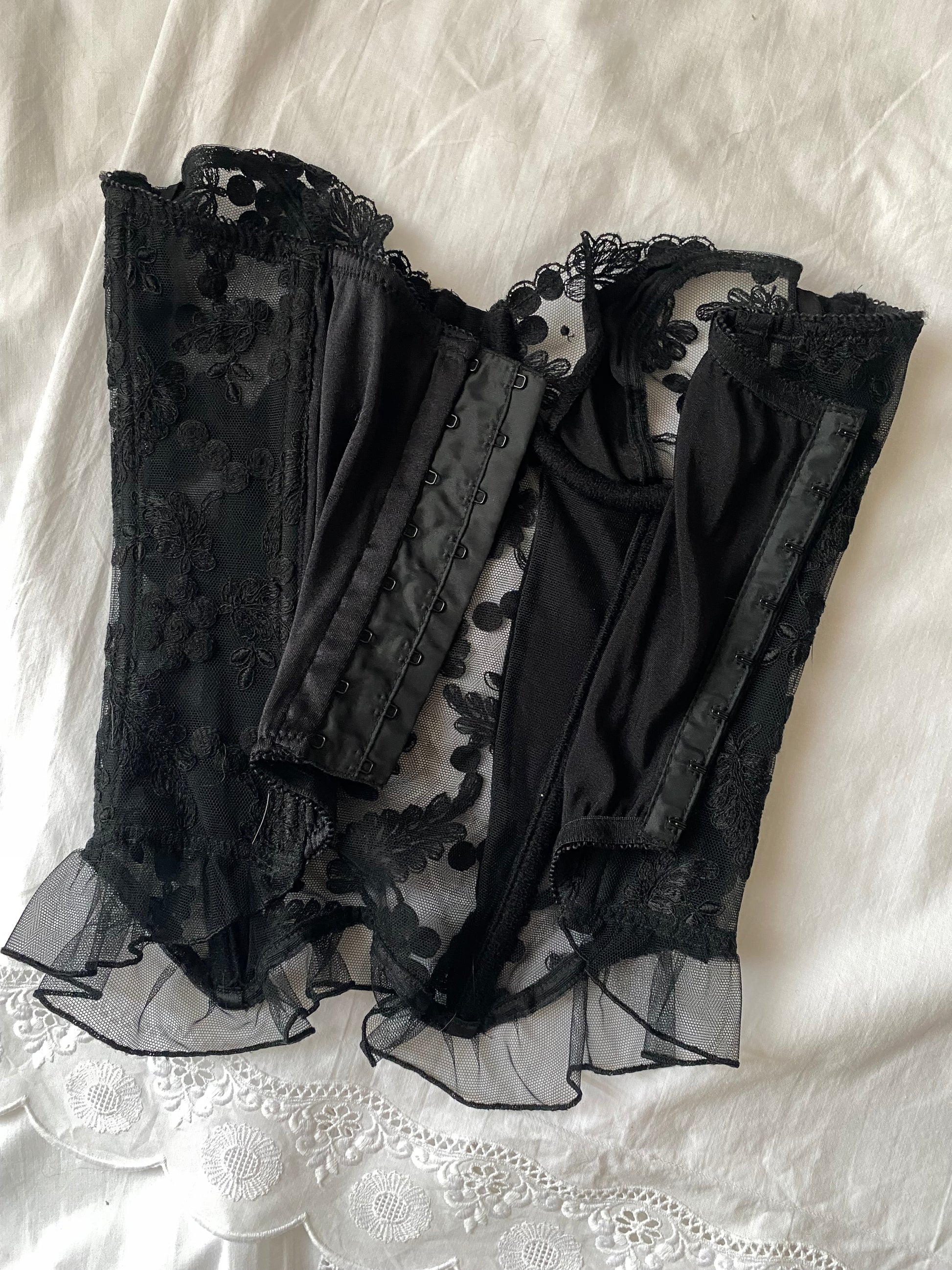 Corsetto nero rigido in pizzo