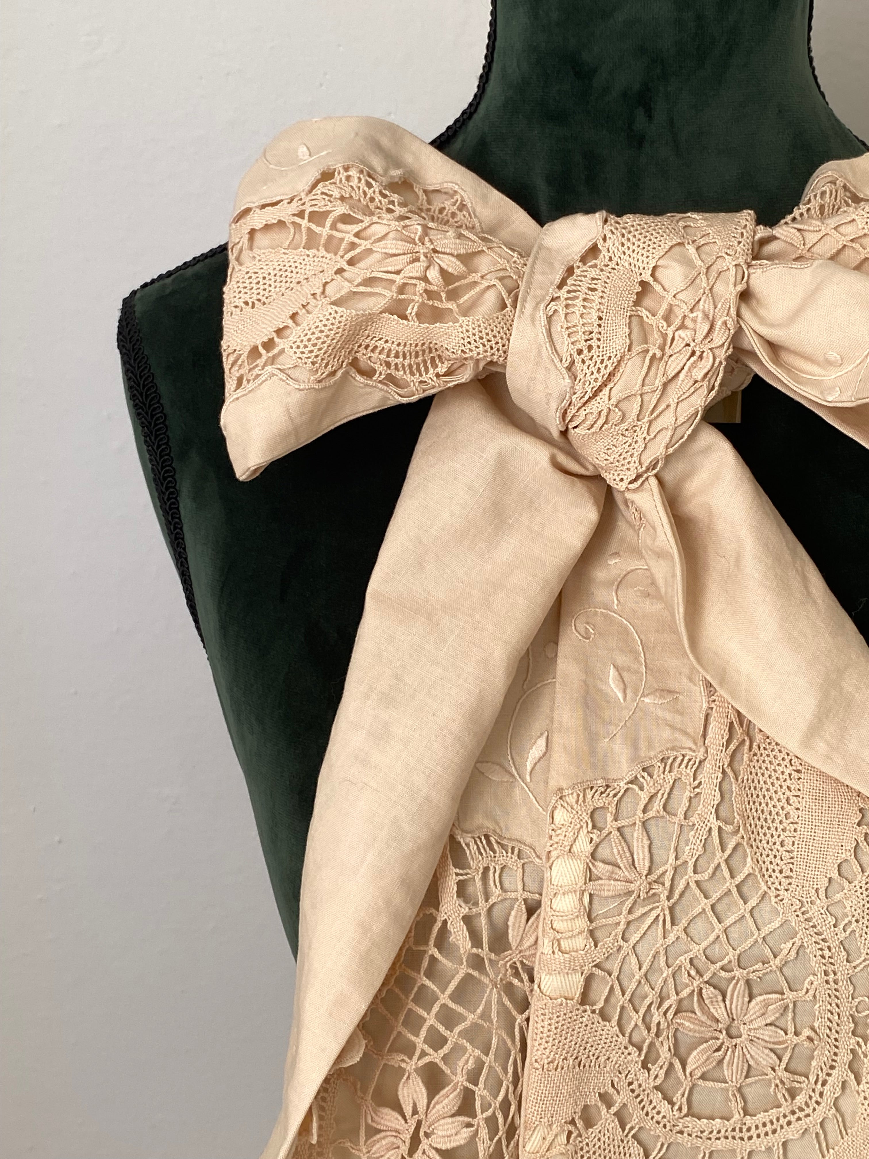 Fiocco sartoriale cipriato con ricami antichi