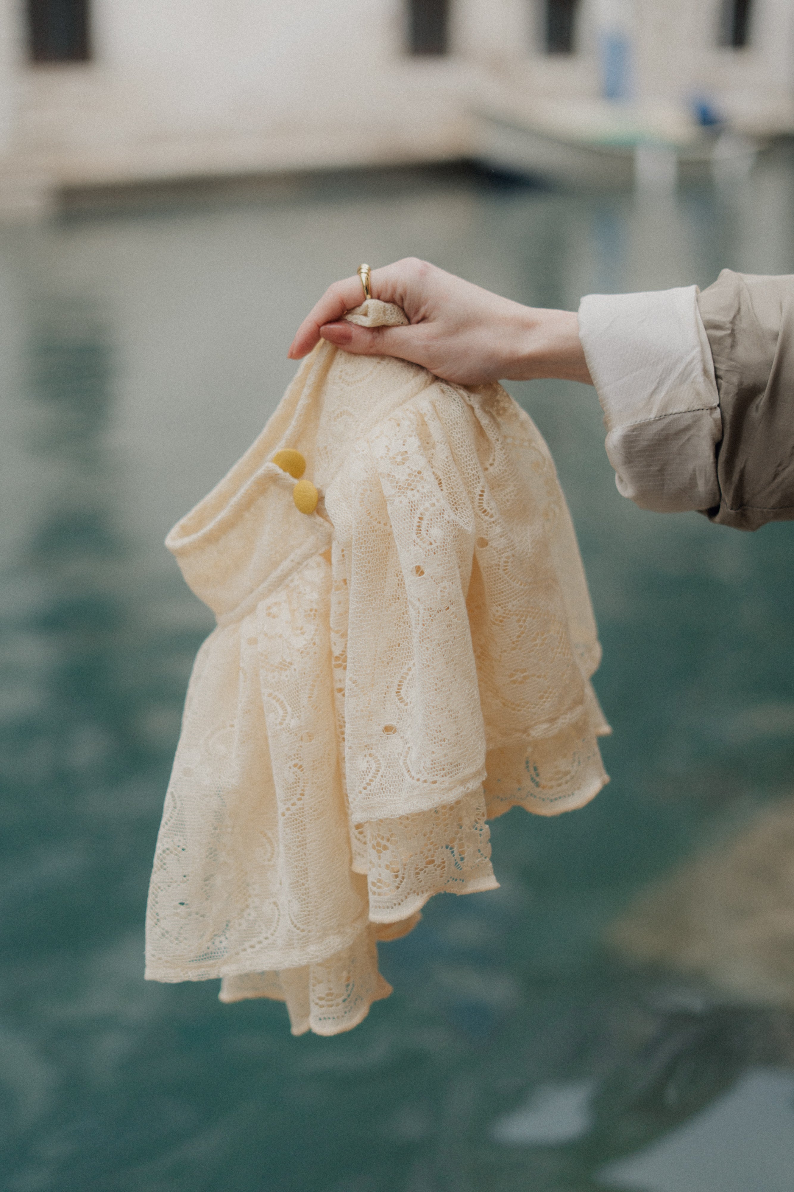 Mantellina stile vittoriano in pizzo antico veneziano pastello