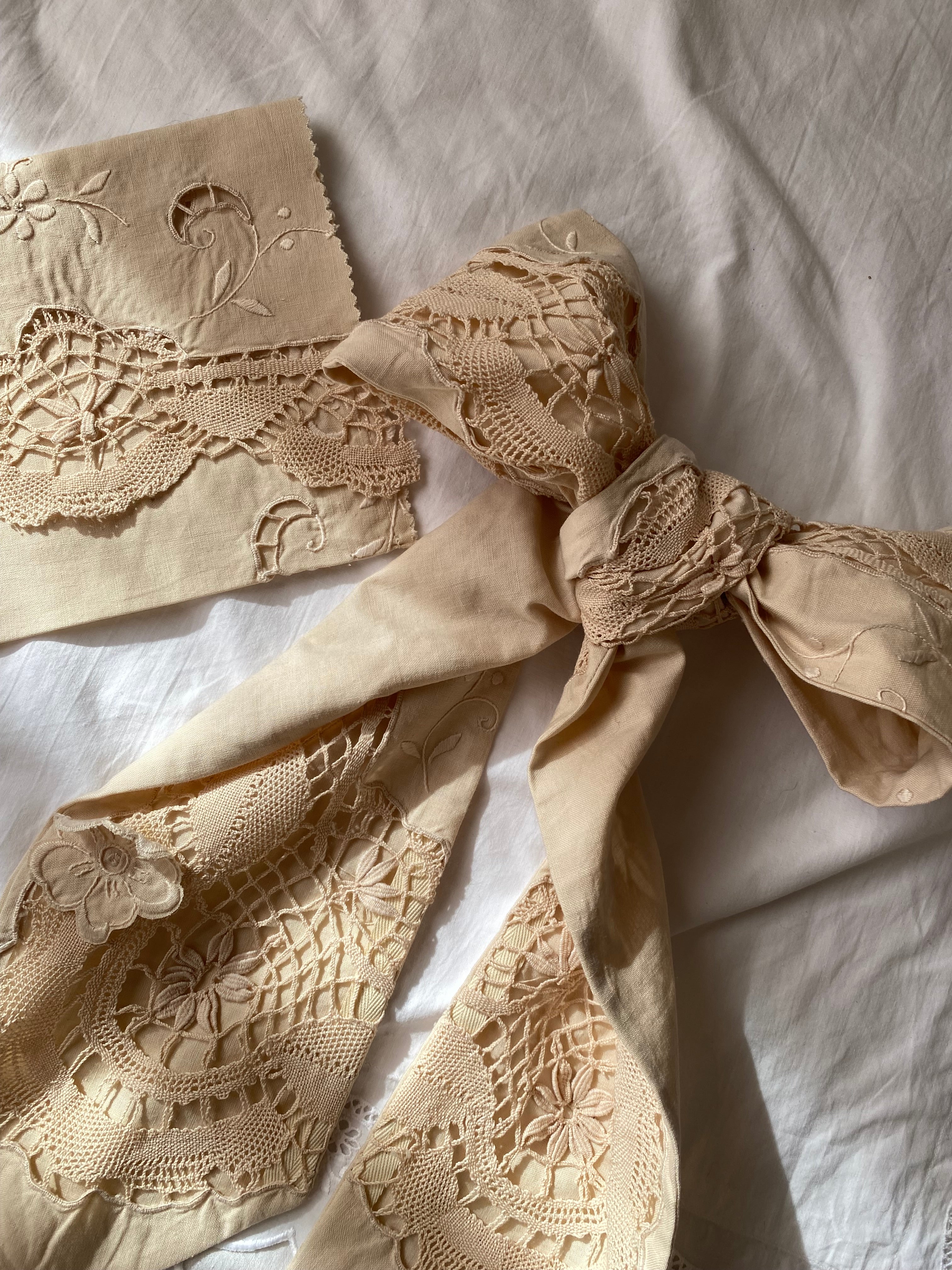 Powdery tailored bow with antique embroidery