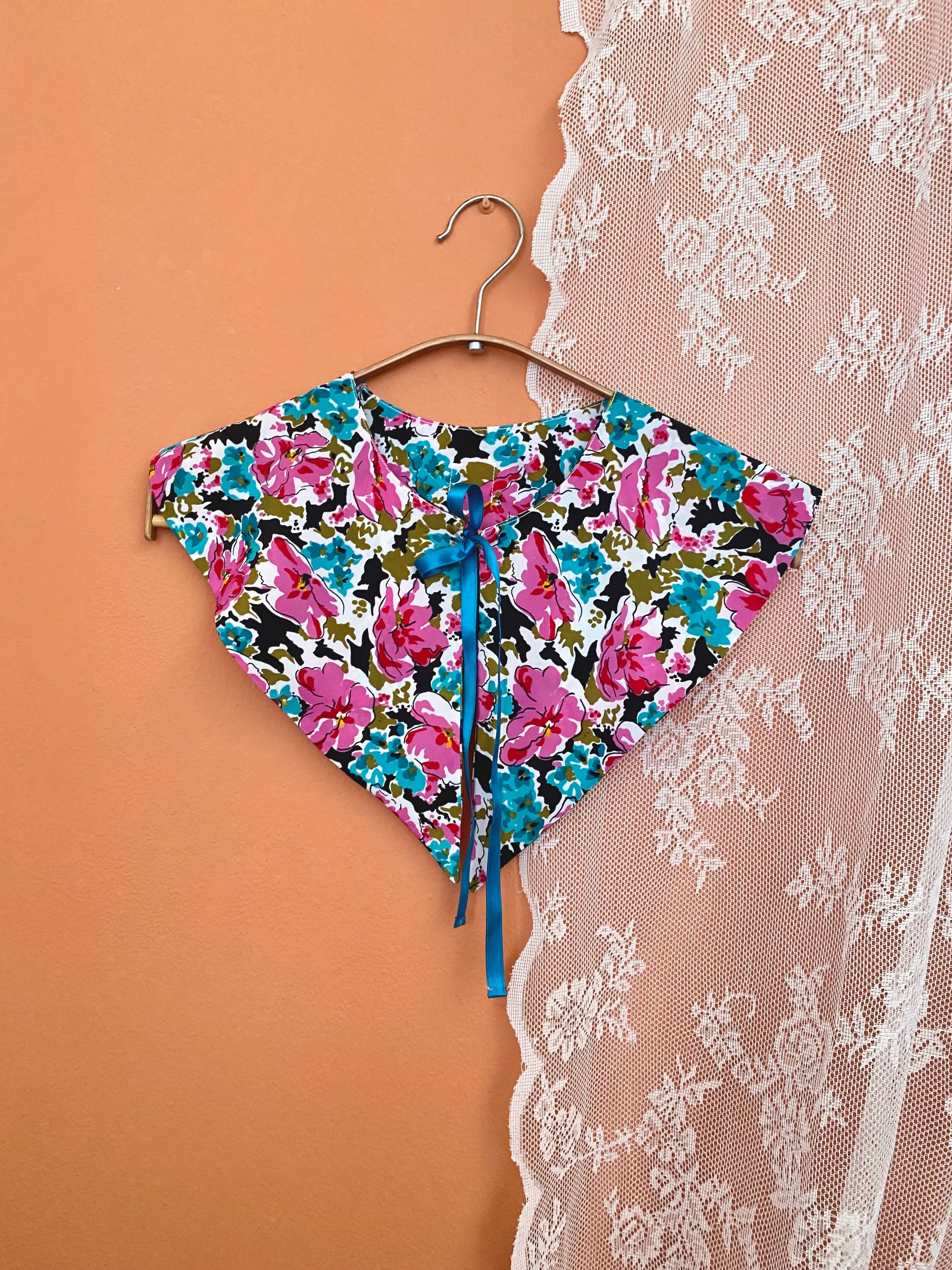 Maxi colletto alla marinara a punta floreale