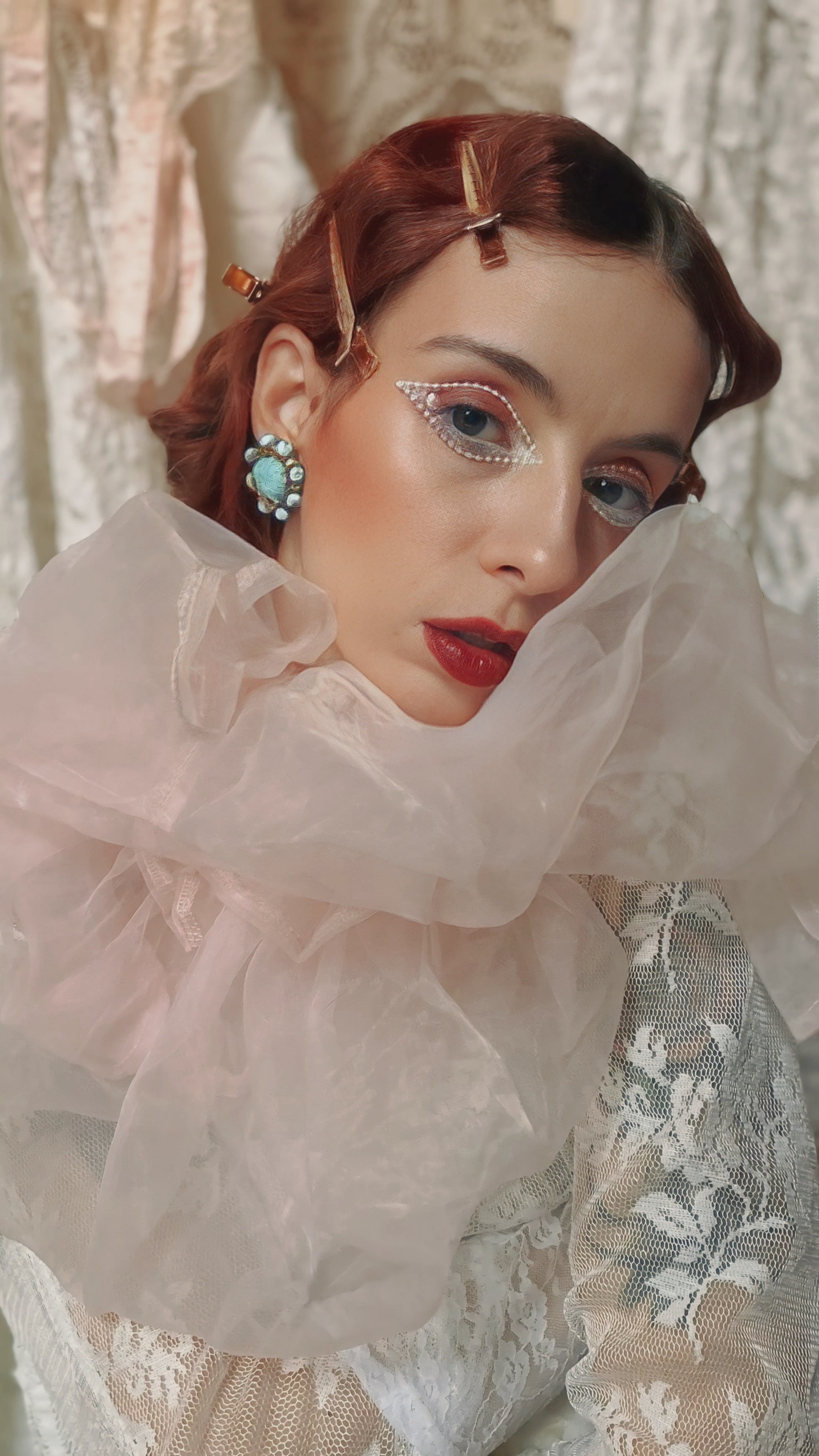 Orecchini a clip azzurri con cabochon inciso