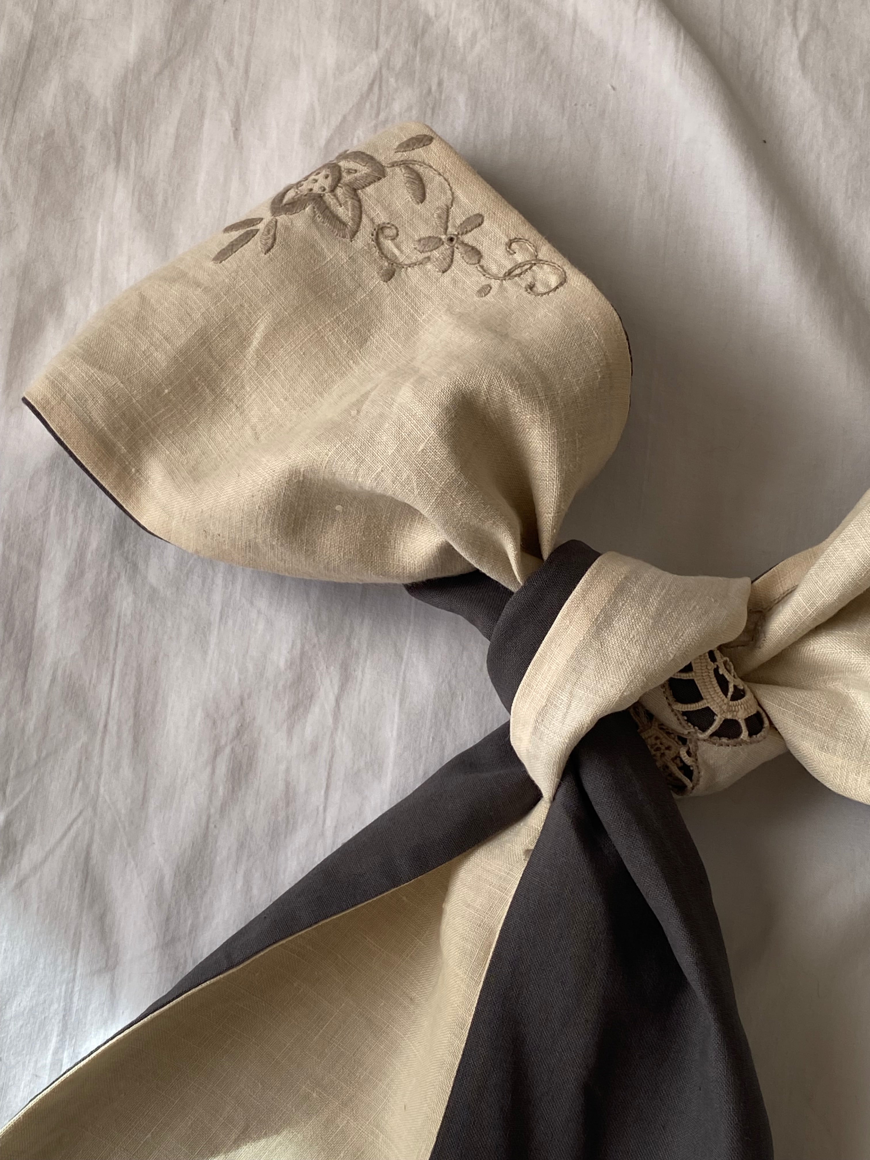 Double-sided sartorial bow in pure cotton and antique embroidery