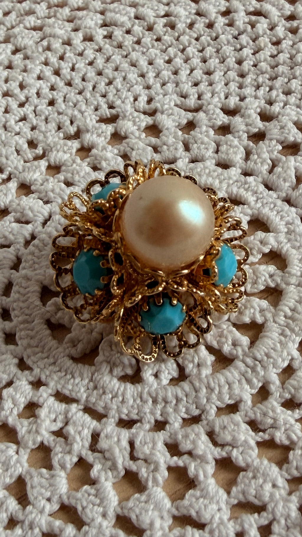 Orecchino singolo a clip con perla e strass azzurri