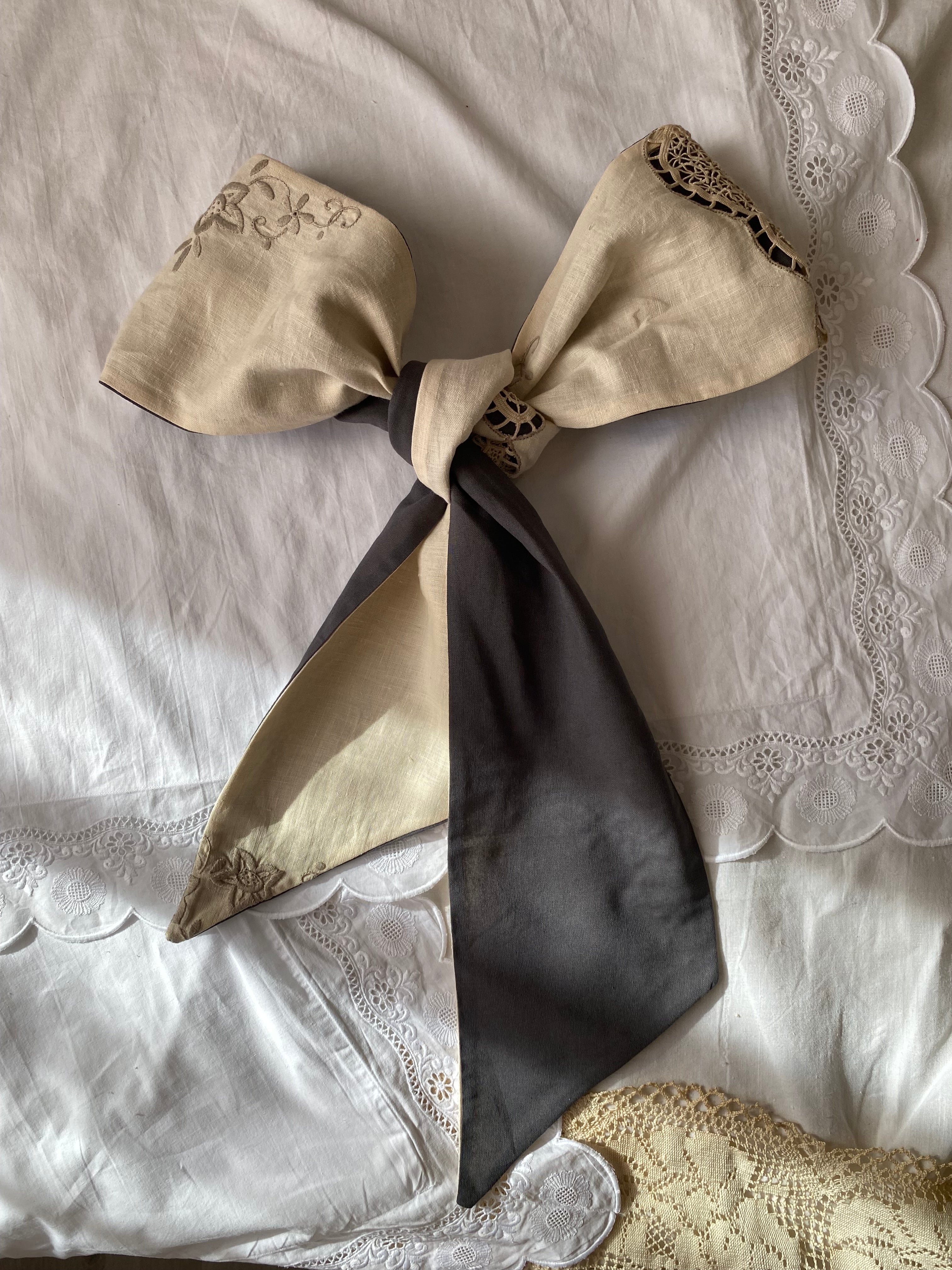 Fiocco sartoriale double face in puro cotone e ricami antichi