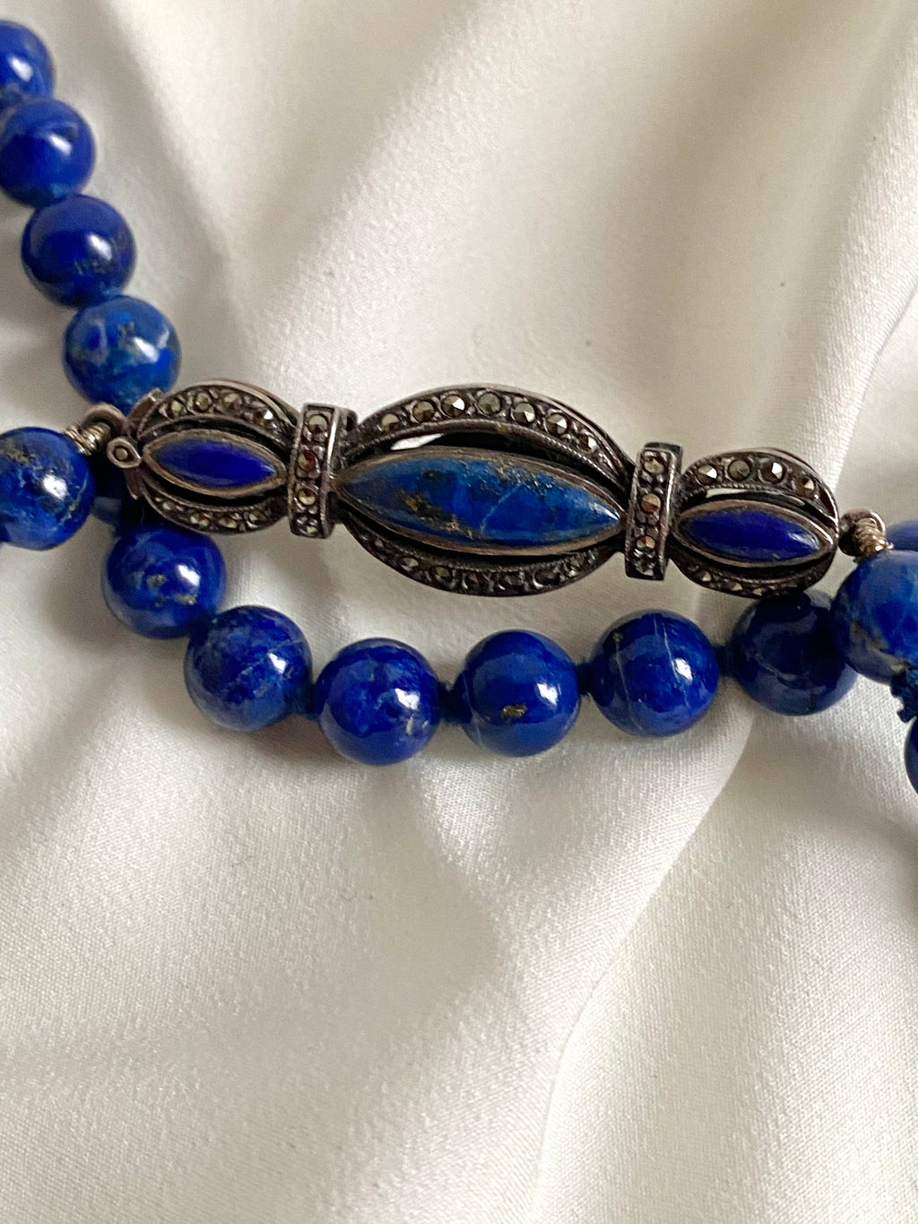 Collana in lapislazzuli con chiusura in pietra