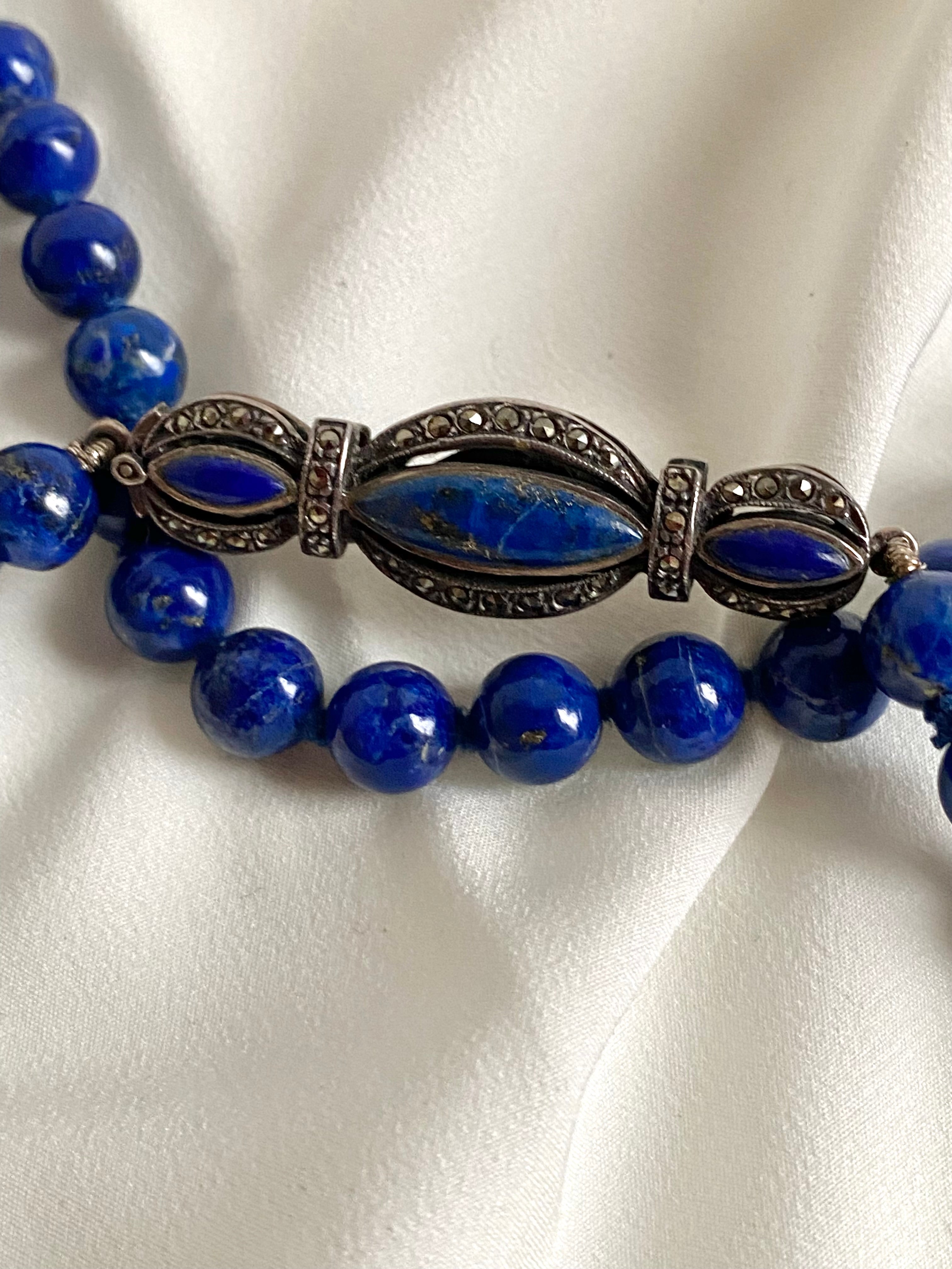 Collana in lapislazzuli con chiusura in pietra