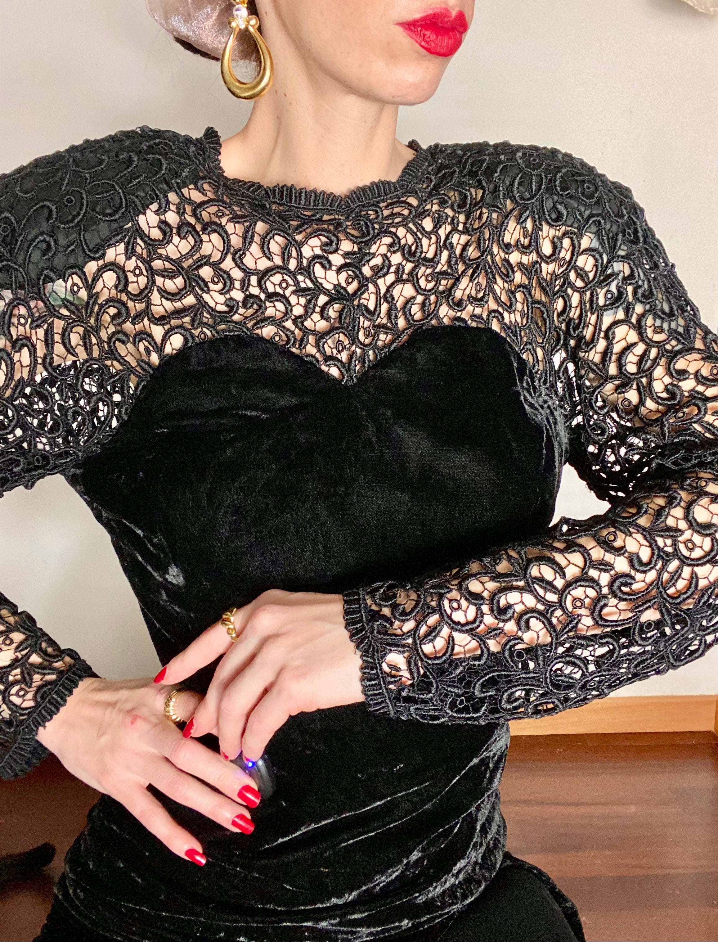 Abito tubino da occasione speciale con scollo a cuore in velluto e pizzo macramé