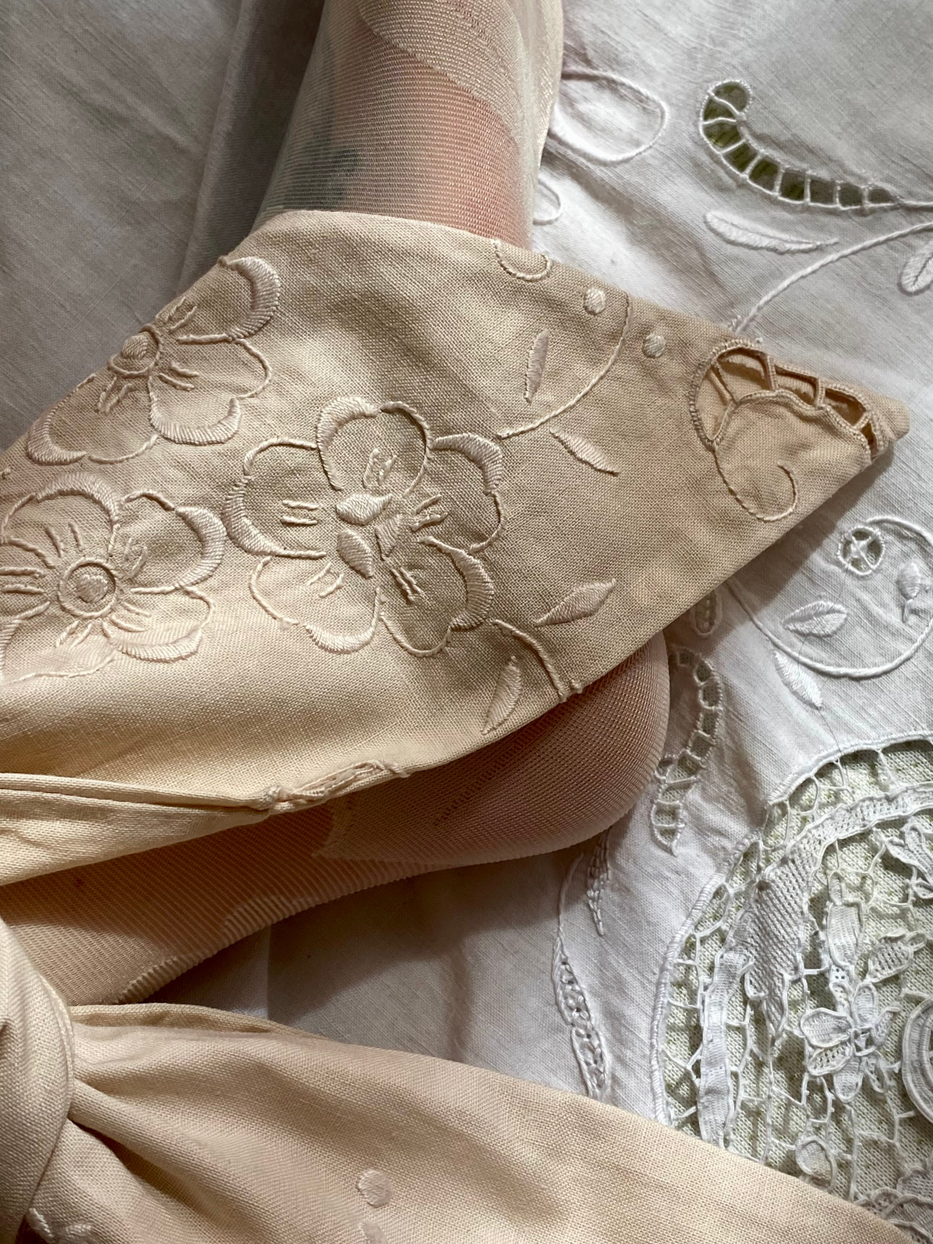 Fiocco sartoriale con ricamo antico