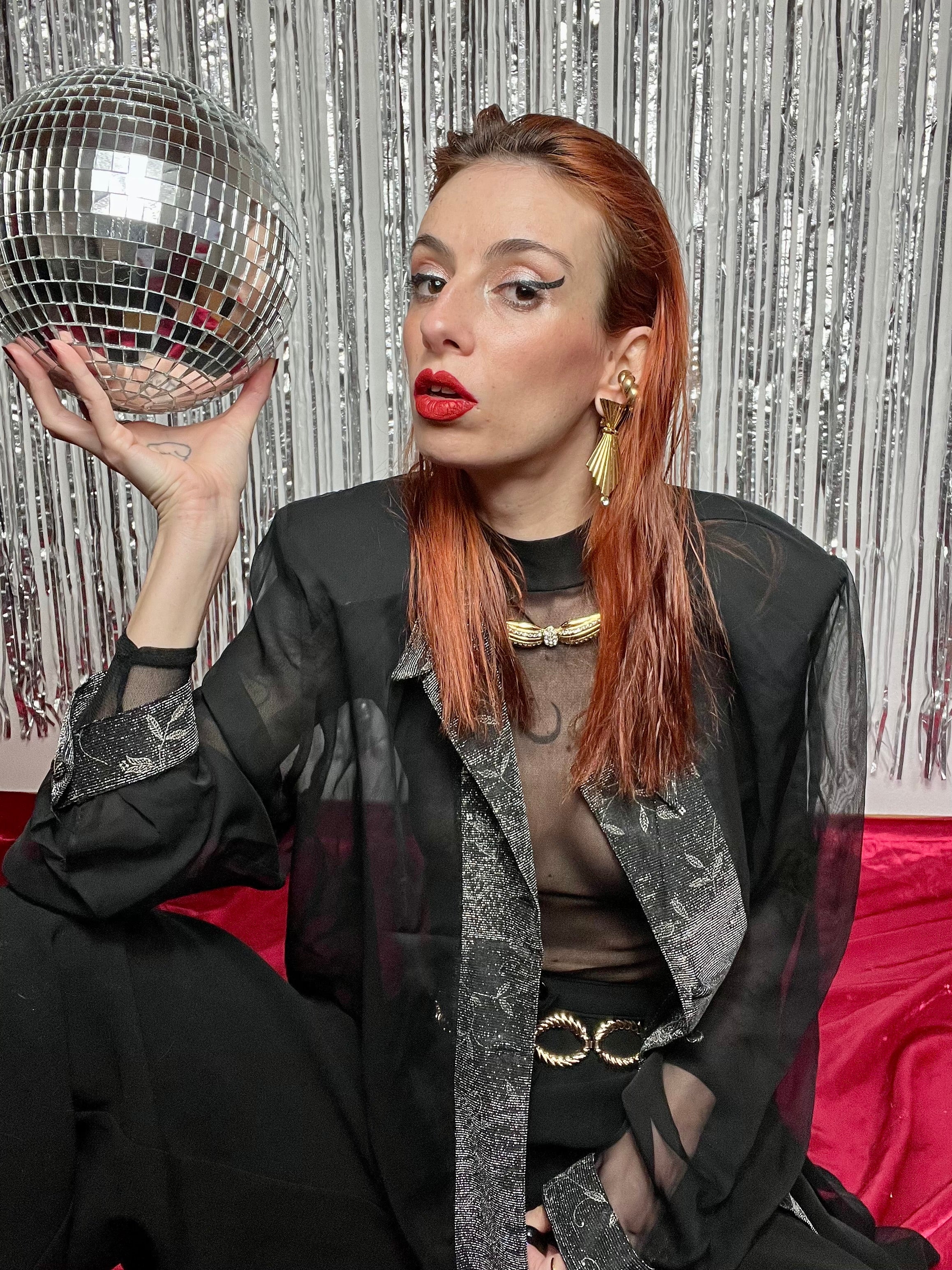 Camicia velata spalle larghe con dettagli argentati