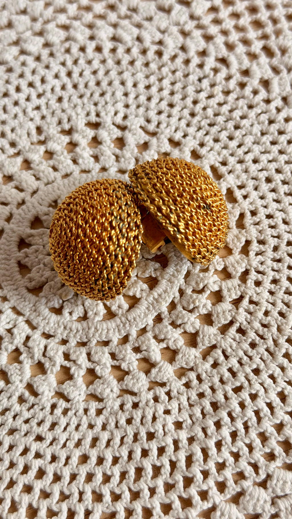 Orecchini a clip dorati a cupola