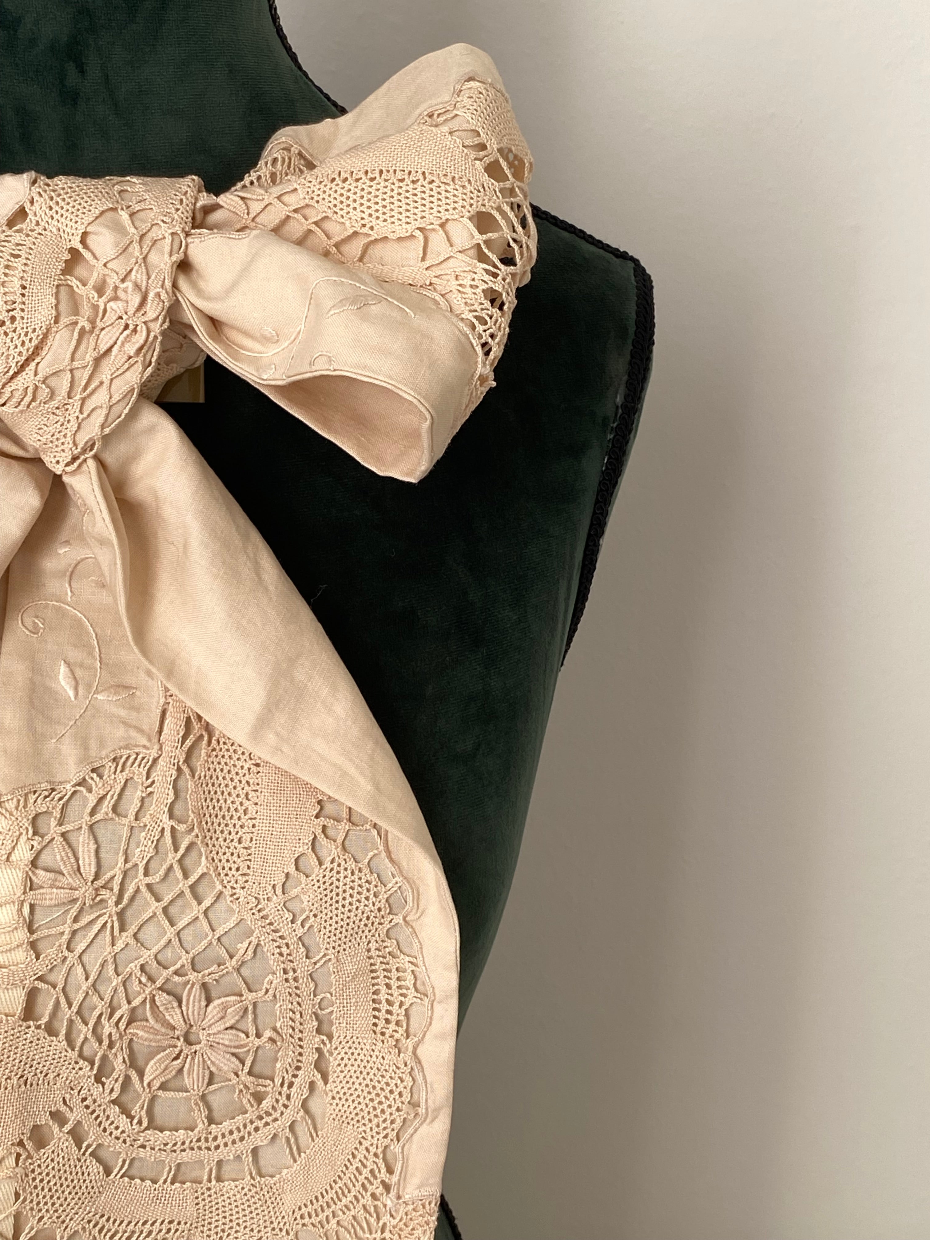 Powdery tailored bow with antique embroidery