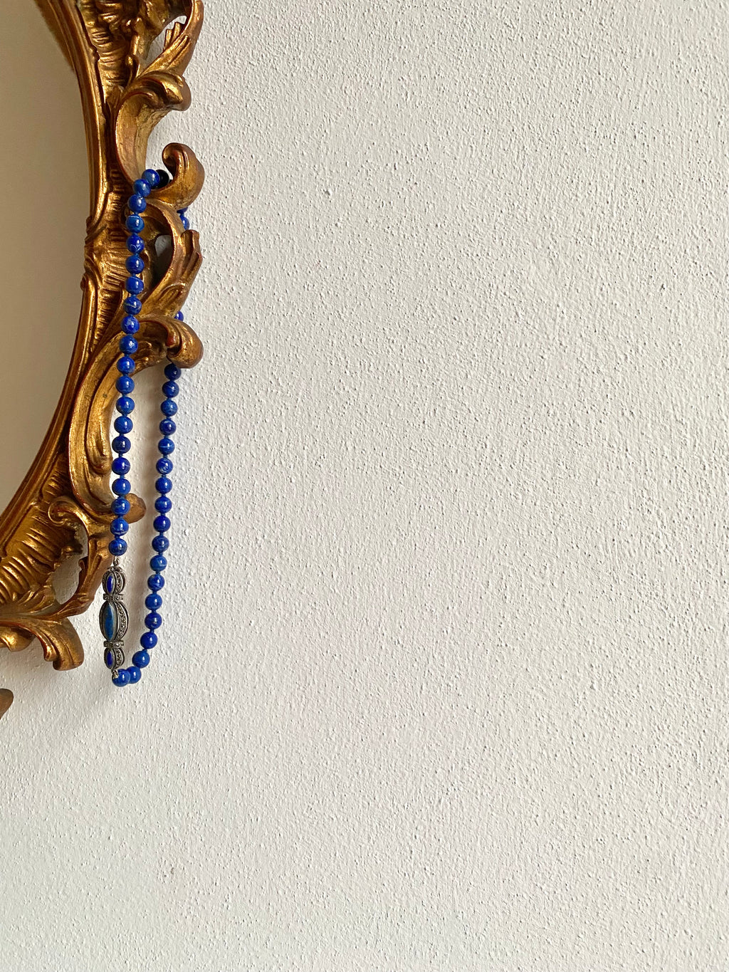 Collana in lapislazzuli con chiusura in pietra